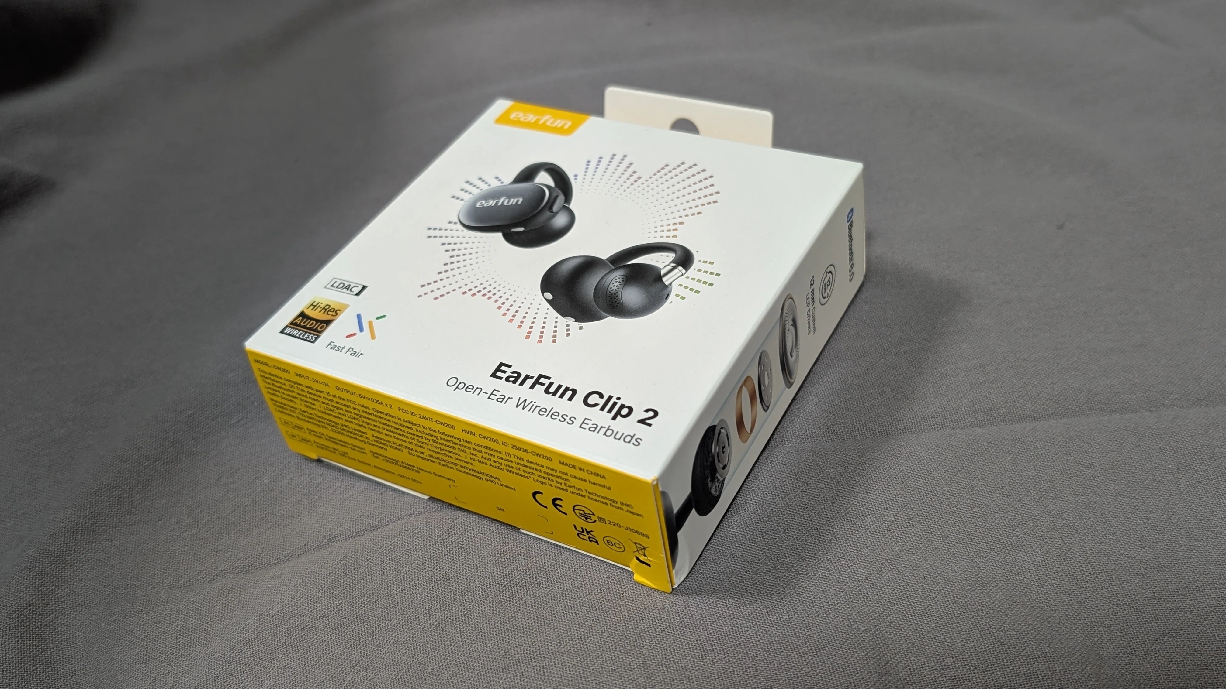 レビュー】EarFun Clip 2が「ながら聴き」の正解。ワイヤレス充電と