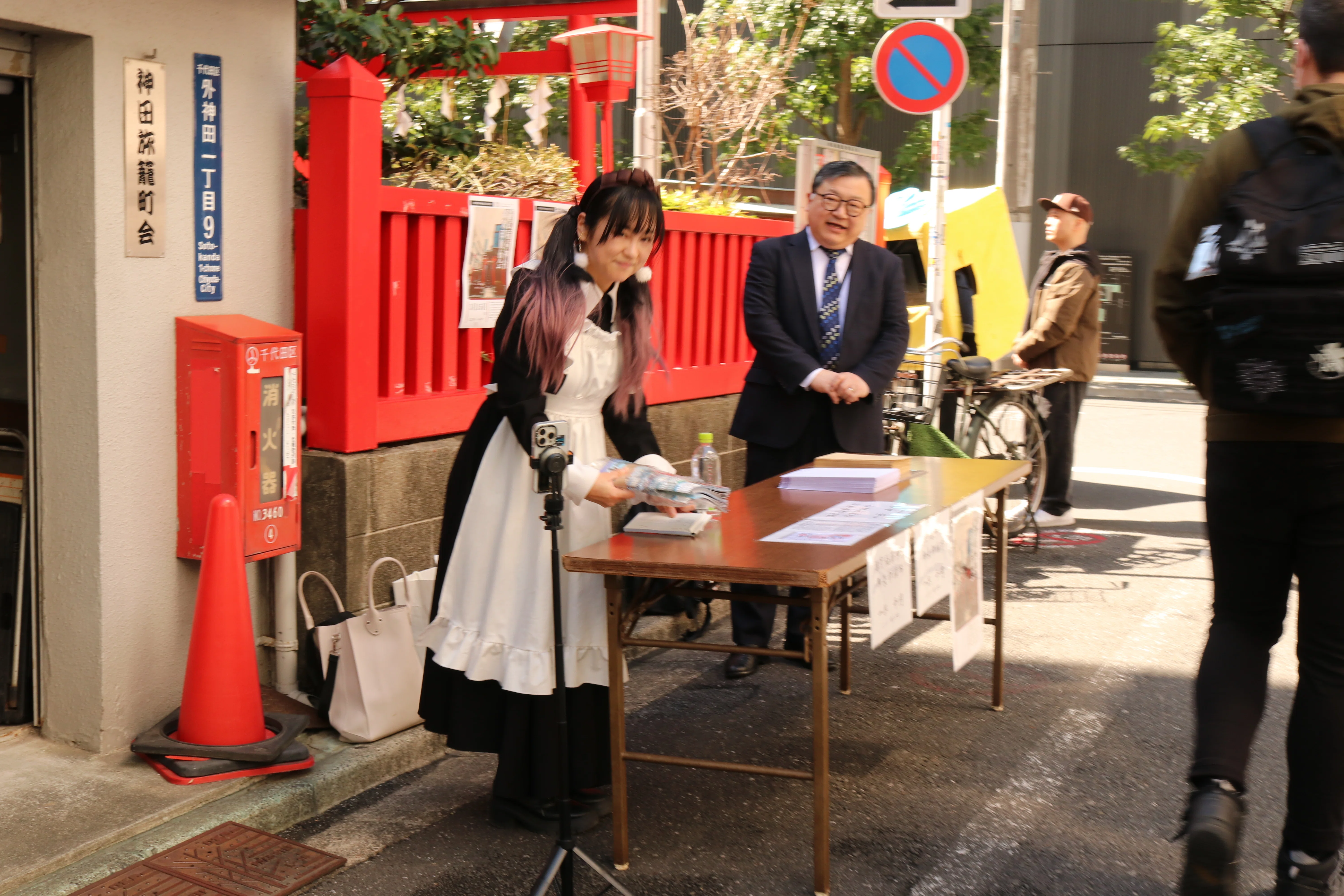 Shrines, taverns, maids in Akihabara Shall we? Even Abe-san