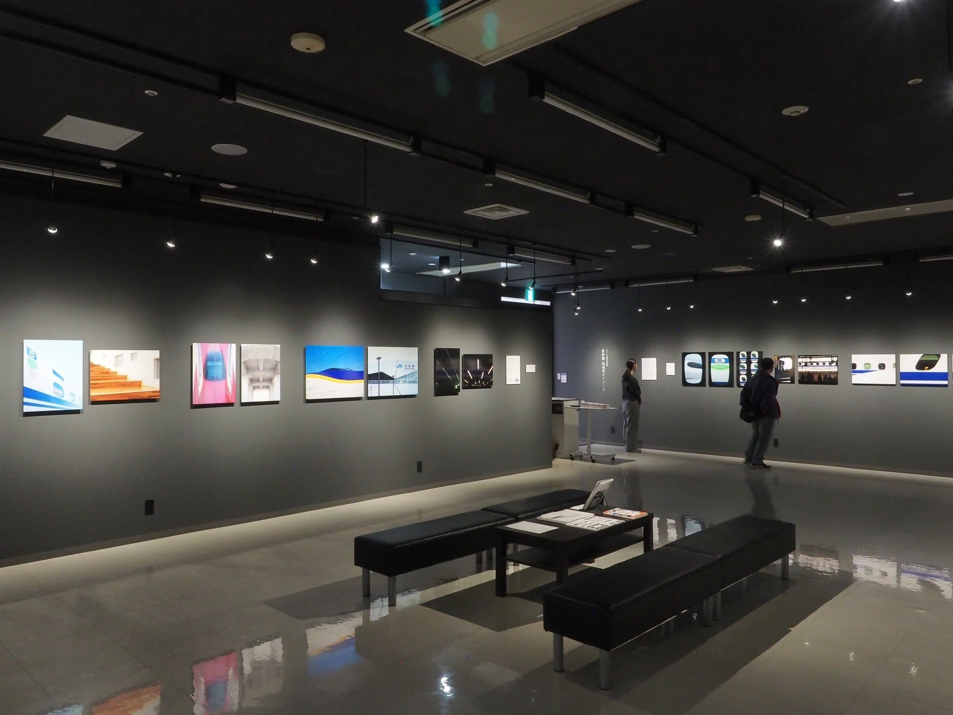 黒い背景に浮かび上がる新幹線の“ノーズ”。山下大祐写真展「新幹線 高