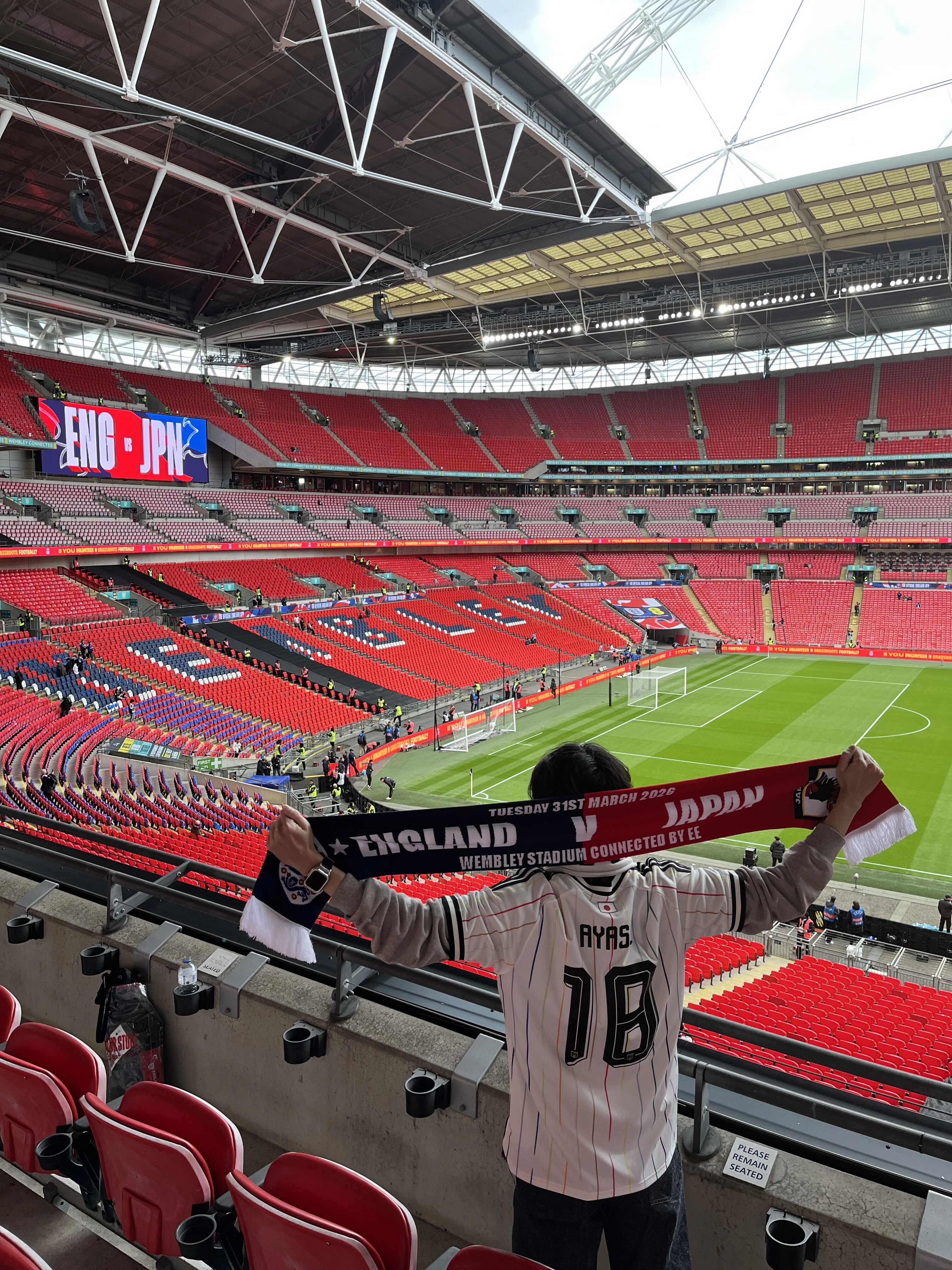 聖地Wembly stadium 日本代表🏴󠁧󠁢󠁥󠁮󠁧󠁿🇯🇵｜サッカーが好きな犬