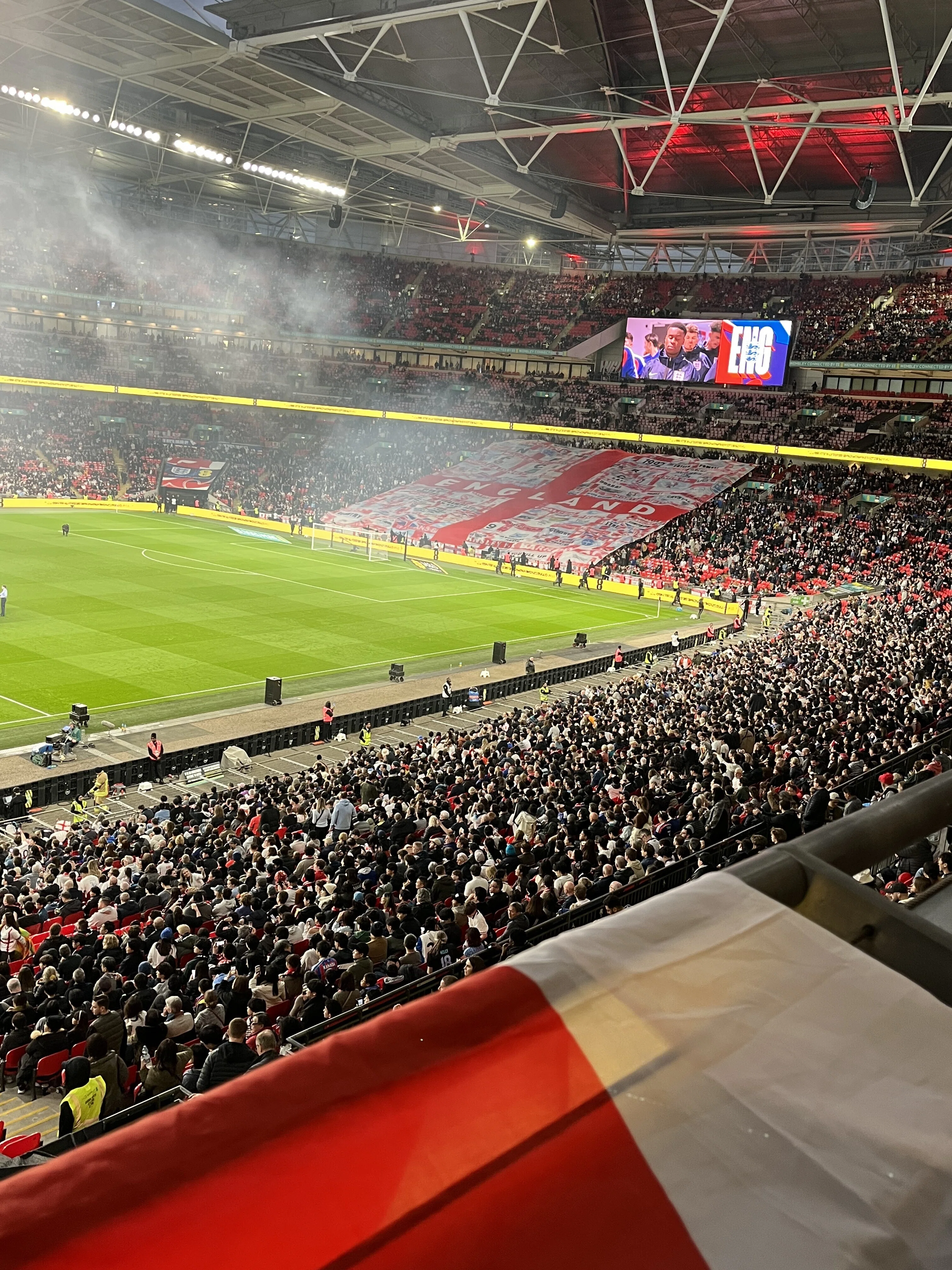 聖地Wembly stadium 日本代表🏴󠁧󠁢󠁥󠁮󠁧󠁿🇯🇵｜サッカーが好きな犬