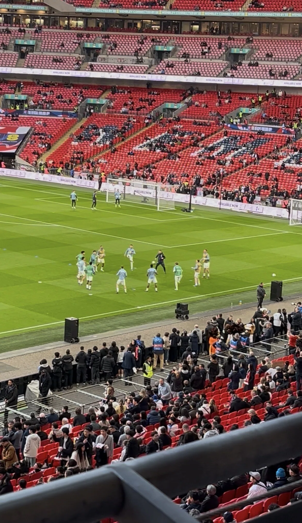 聖地Wembly stadium 日本代表🏴󠁧󠁢󠁥󠁮󠁧󠁿🇯🇵｜サッカーが好きな犬