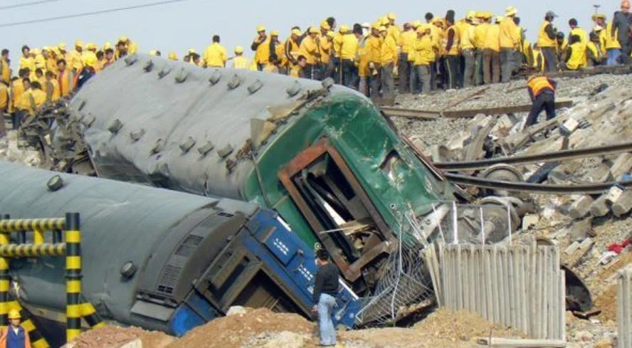 山東省列車衝突事故…「わずか数分」で72人が命を落とした、人災の連鎖