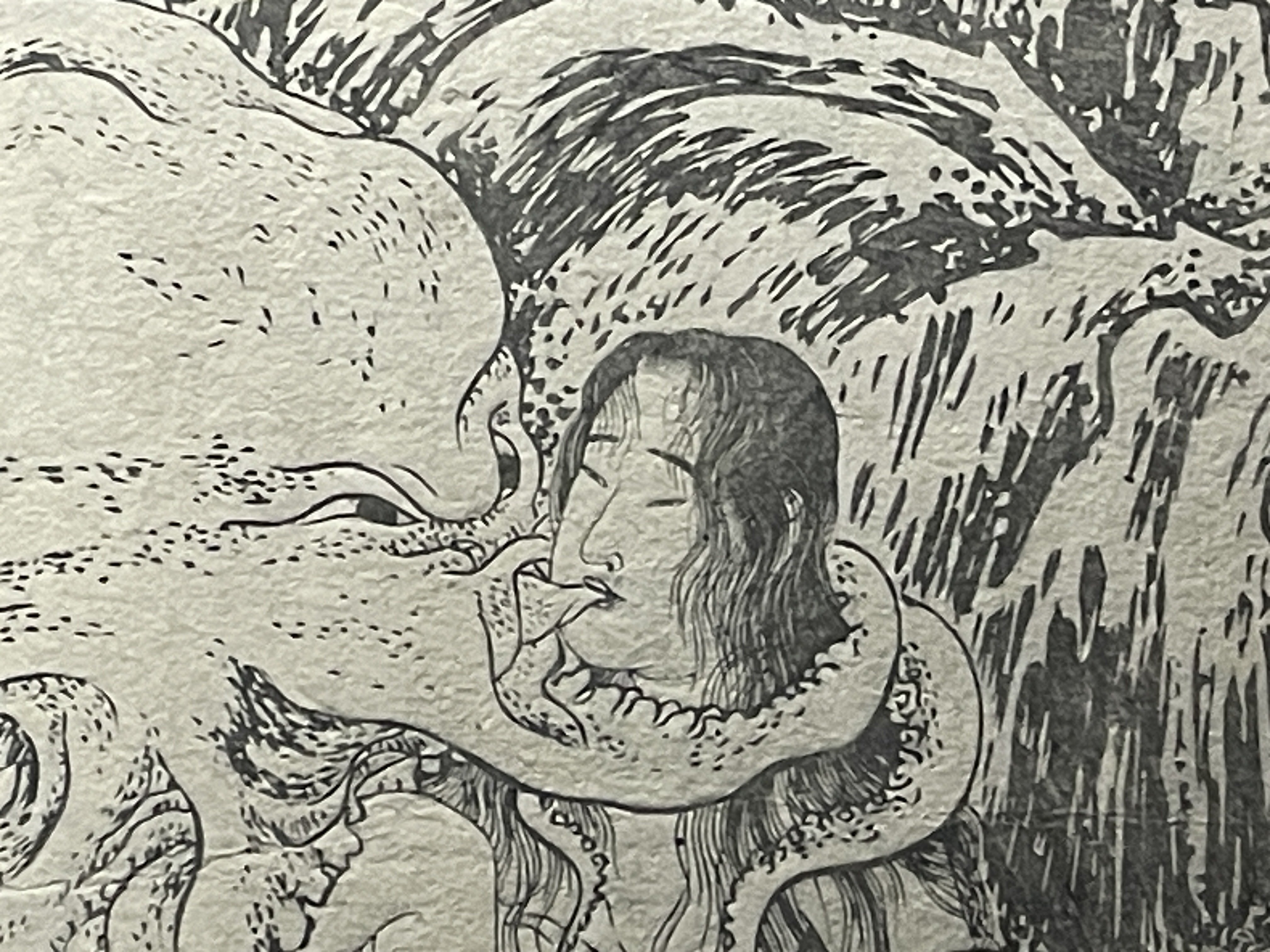 『蛸と海女』マンモス牙の彫刻 浮世絵師　葛飾北斎の「蛸と海女」の構図根付 世界一有名な春画？！ 葛飾北斎《蛸と海女》を見逃すなかれ。 実は…先