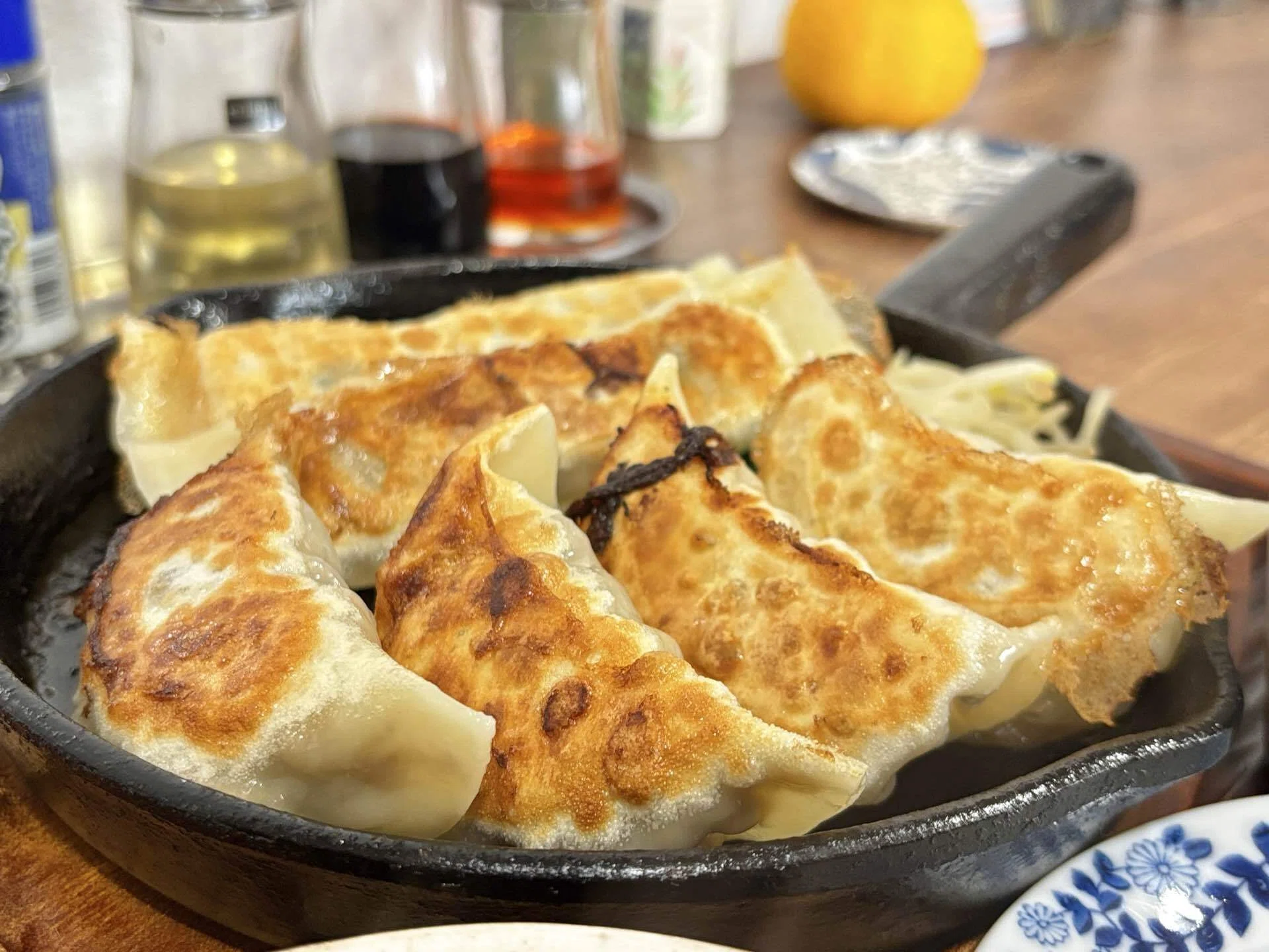 ひとつずつ手包み、季節の餃子も楽しめるお店。────かすたねっと