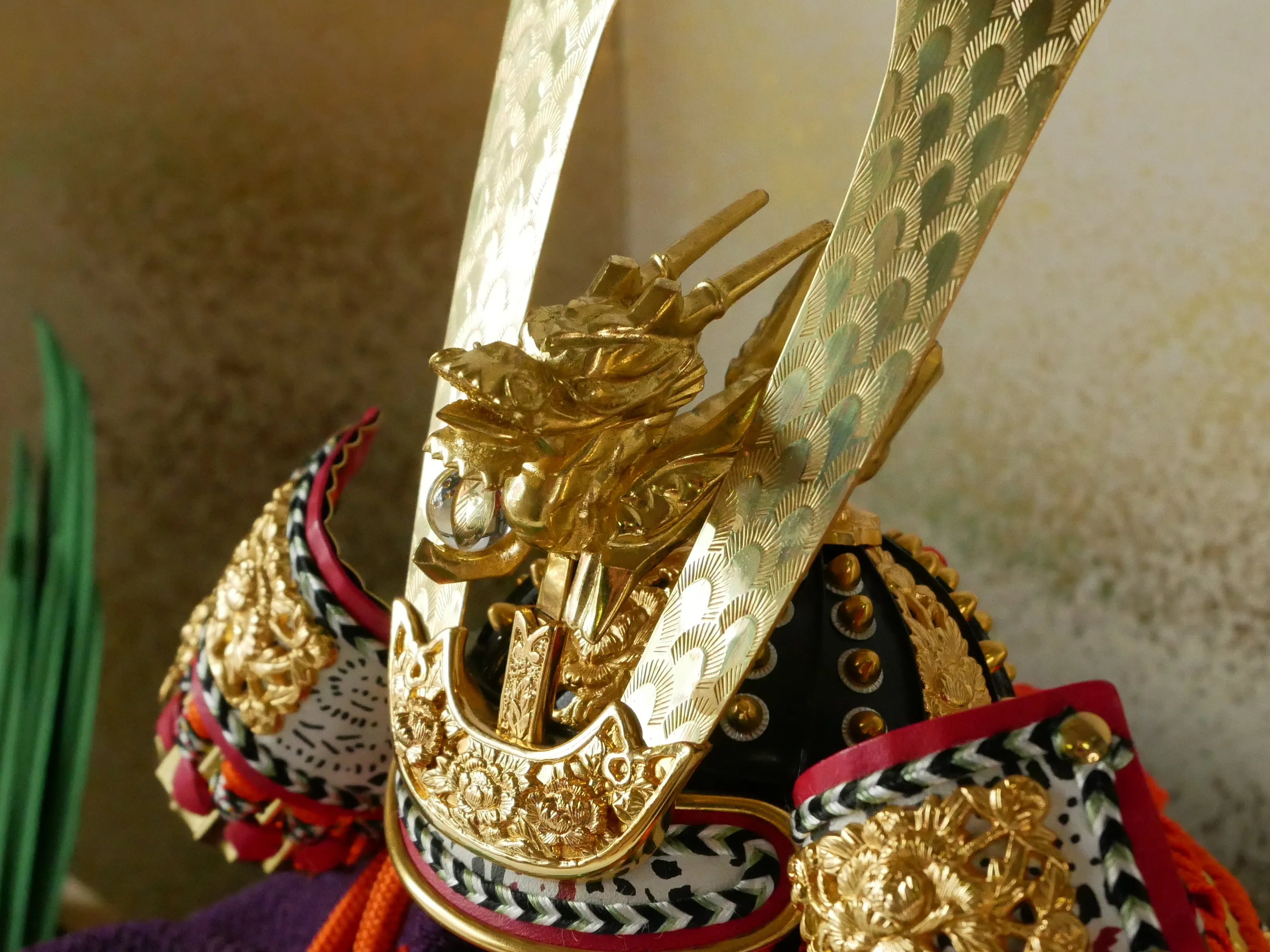 ヒロ　大野龍玉作　伝統工芸品　大鍬形龍前立兜　国宝写　節句　BJ187 豪華で勇壮な五月人形 龍玉作15号立体透かし彫り鍬形兜収納飾り