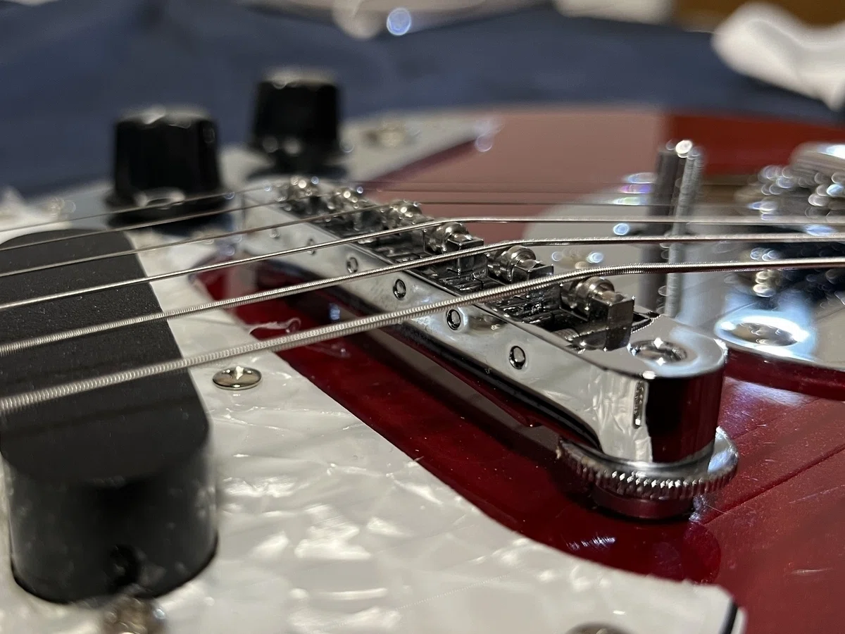 photogenic ムスタングタイプ ブリッジ、アームFender品に交換済み Photogenicムスタングタイプのブリッジ交換｜鋪田博紀@音楽
