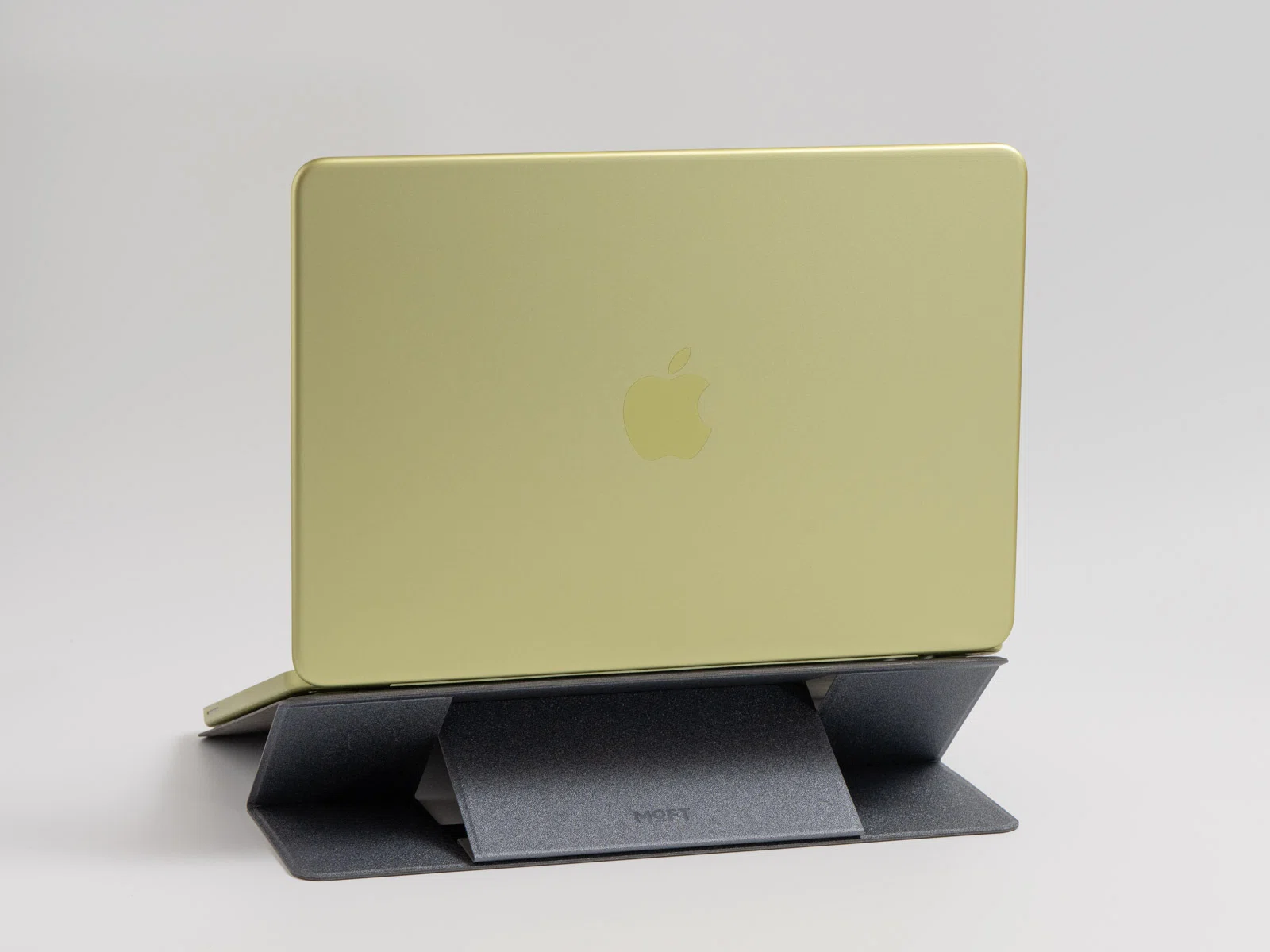 MacBook Neoにおすすめのアクセサリ13選！実際に使っているものを厳選