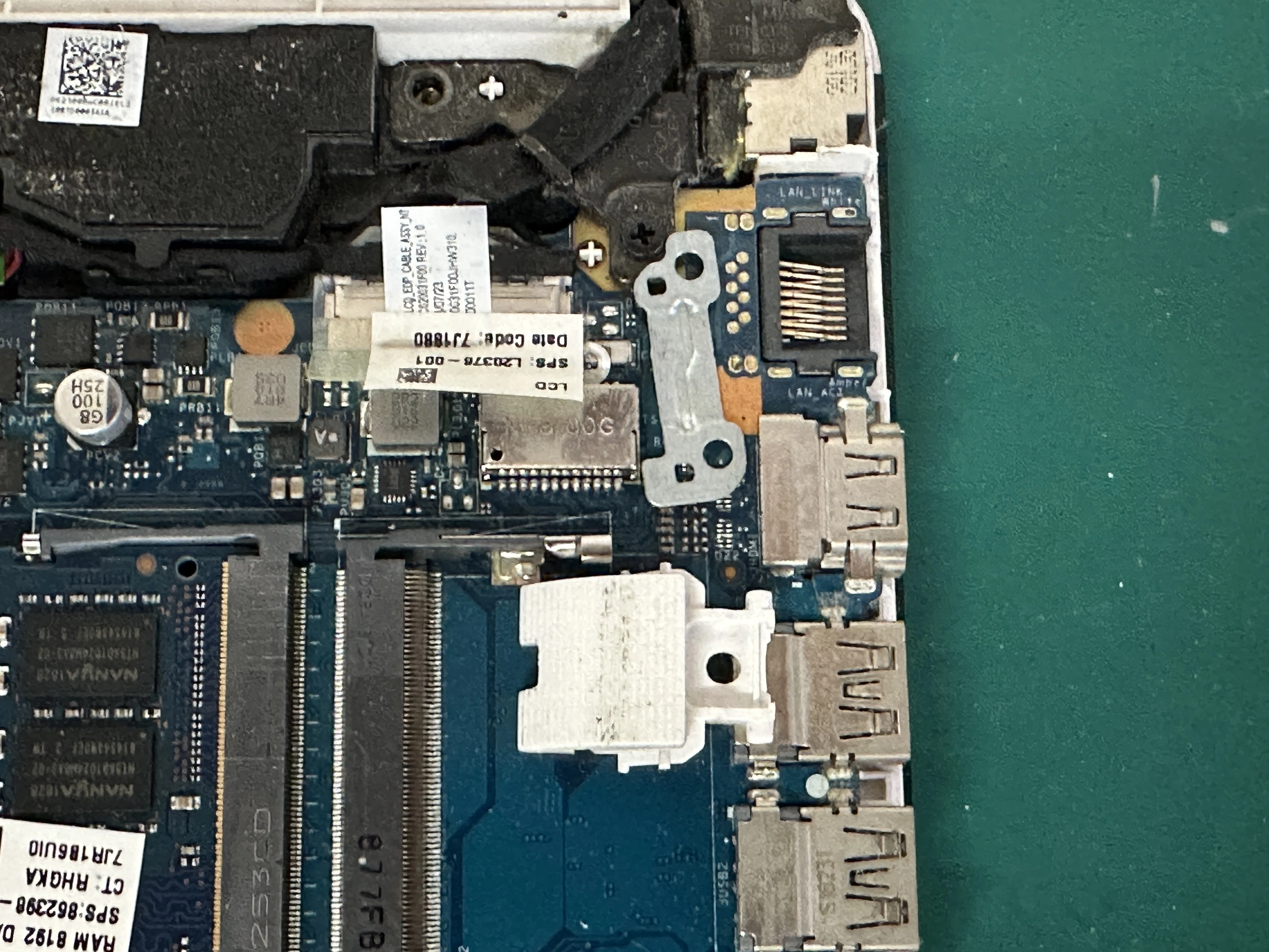 HP 15-da0058TX 電源が入らない | 内部の金具脱落でショート