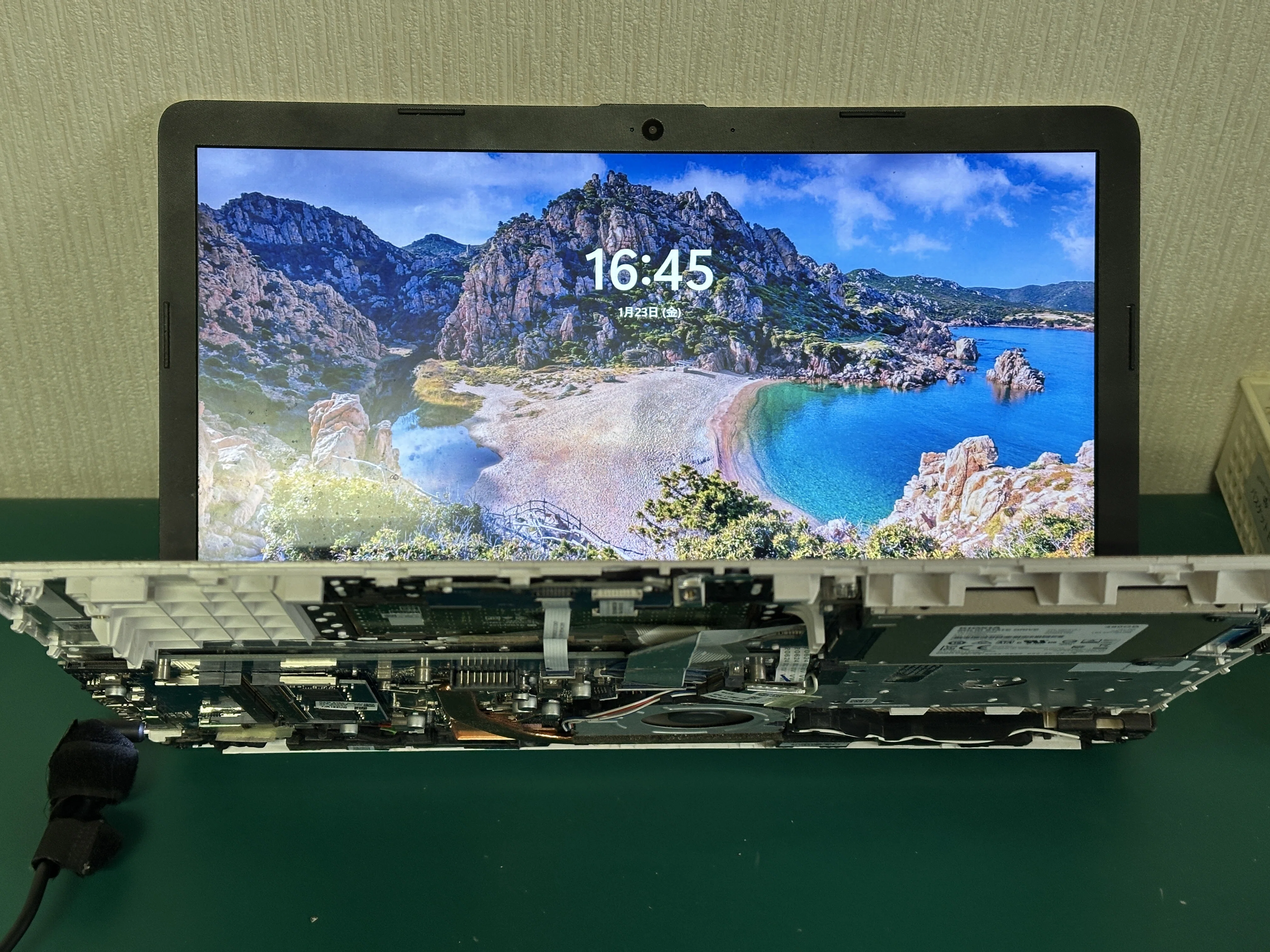 HP 15-da0058TX 電源が入らない | 内部の金具脱落でショート