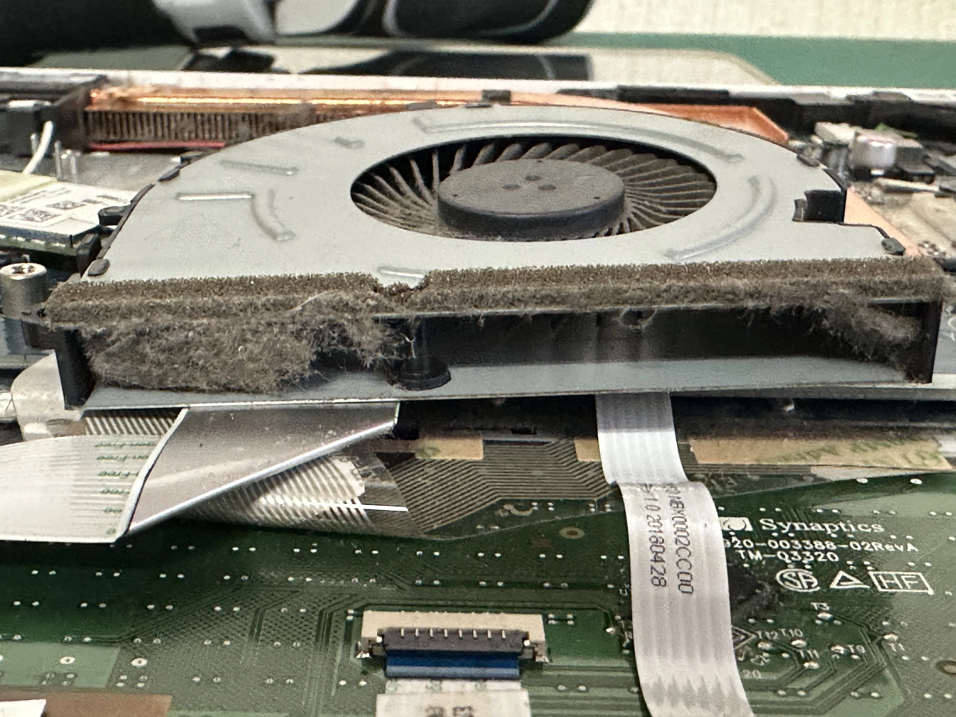HP 15-da0058TX 電源が入らない | 内部の金具脱落でショート