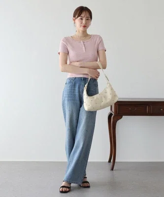 ローズ刺繍とラインストーンをあしらったライトブルーのハイウエストデニムパンツ。ストレートワイドシルエットで脚長に見せやすいデザイン
