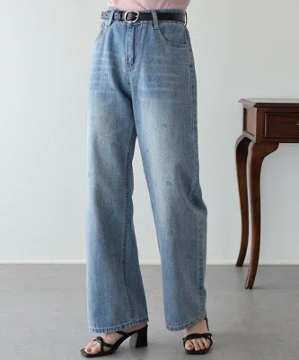 ローズ刺繍とラインストーンをあしらったライトブルーのハイウエストデニムパンツ。ストレートワイドシルエットで脚長に見せやすいデザイン