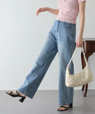 ローズ刺繍とラインストーンをあしらったライトブルーのハイウエストデニムパンツ。ストレートワイドシルエットで脚長に見せやすいデザイン