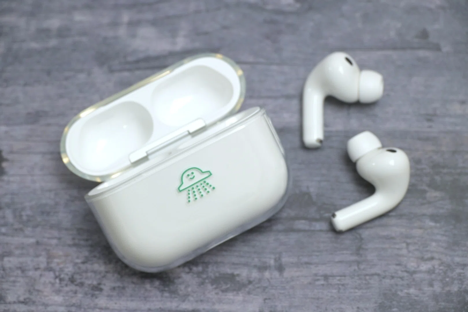 AirPods Pro 3のクリアケースを買ってシールでデコってみた。｜ろんす