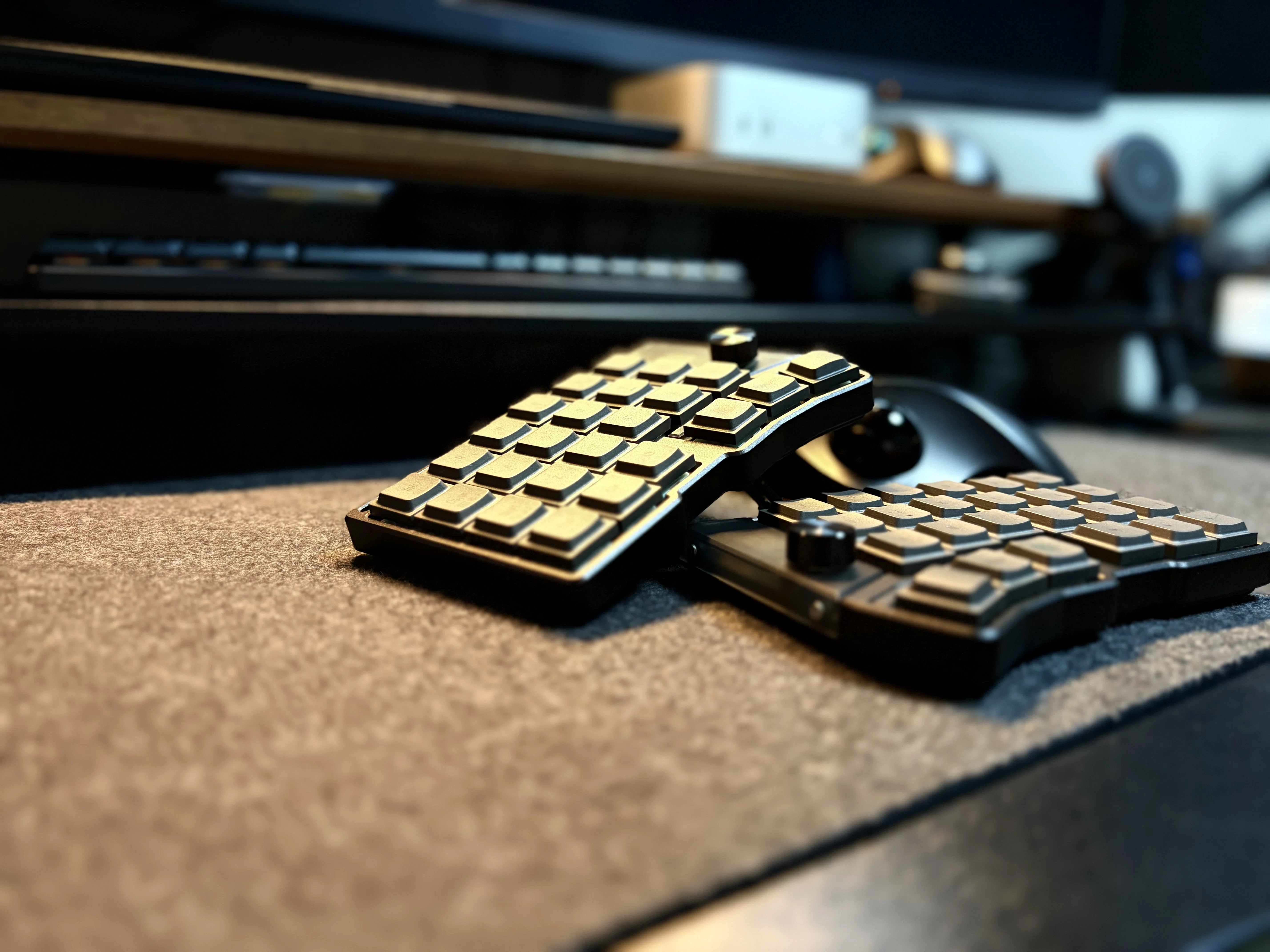 ダ*パ様 Cornix LP分割キーボード BLACK Cornix LP 無線 分割キーボード アルミ筐体 Bluetooth対応 ロー