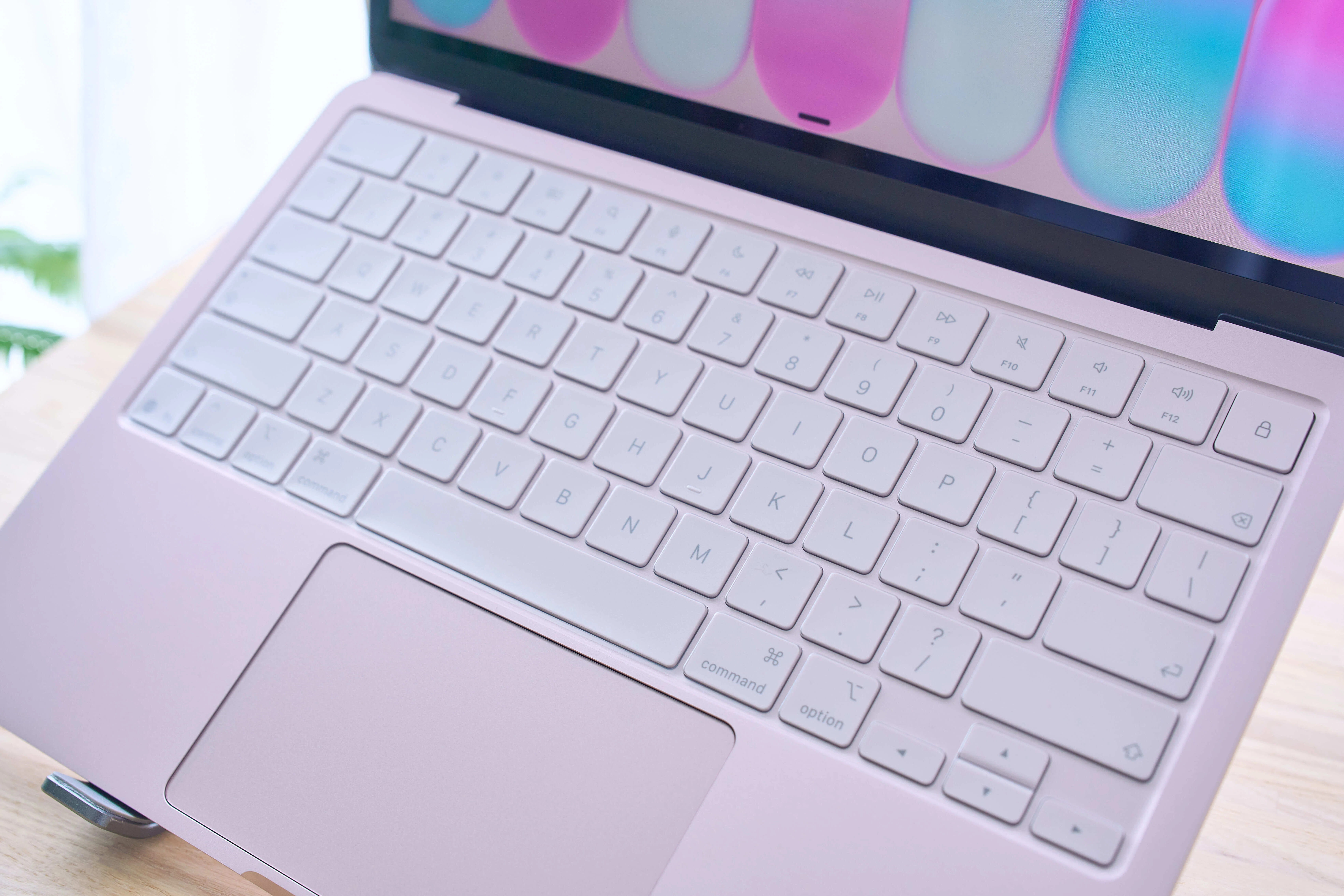 MacBook Neoを買ったらまず揃えたい保護アクセサリー3選 | ケースの