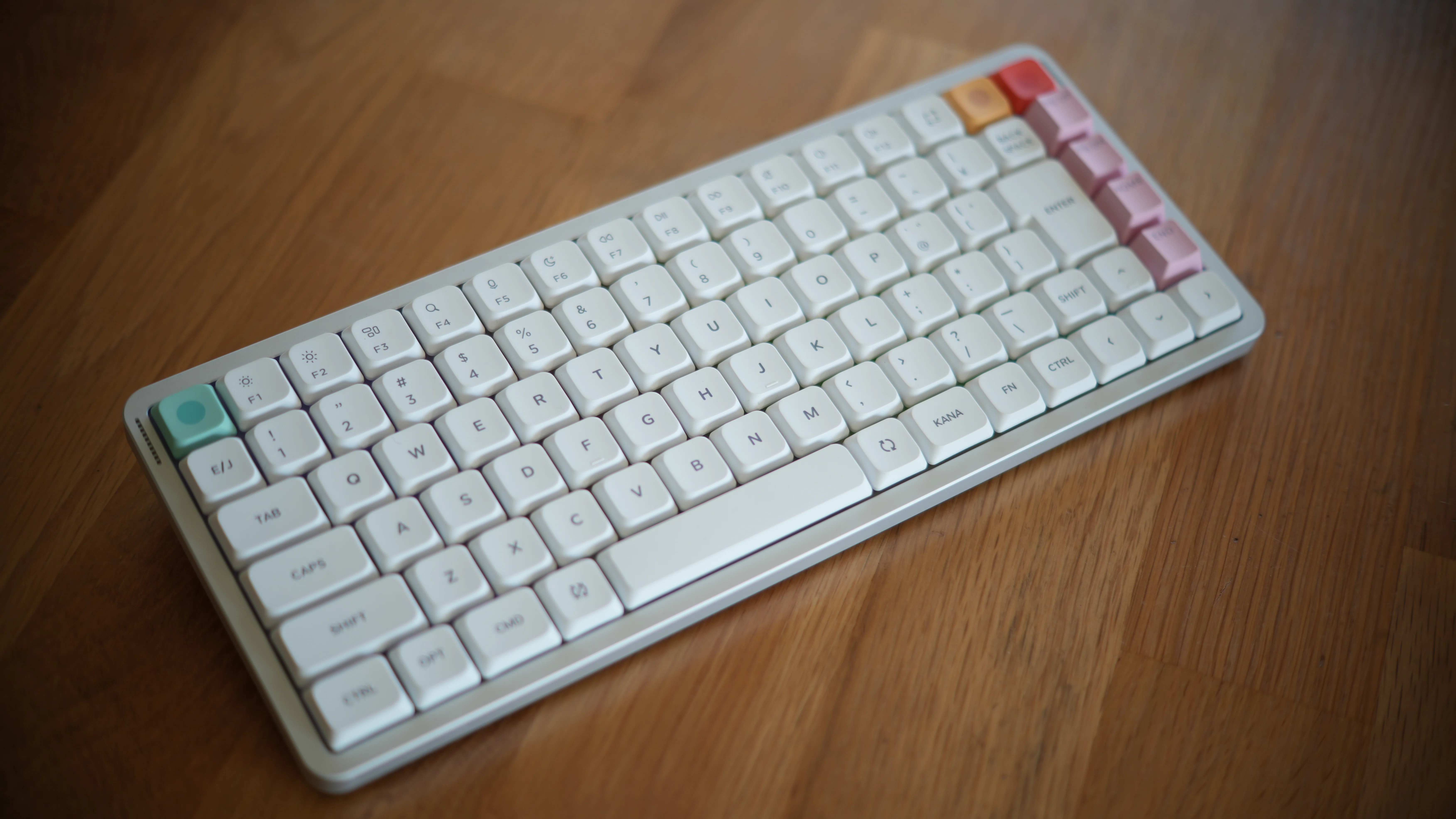 キークロン　jis配列　White 75% ロープロファイル　赤軸 ロープロファイル × JIS ＝ K1 Max】 職場でKeychronを使う理由｜鳴海
