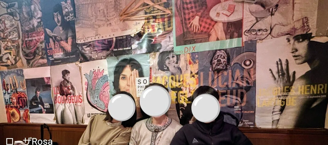 銀座パリのワイン食堂、店内の壁一面のフランスのポスター前で記念撮影する三世代家族の写真画像