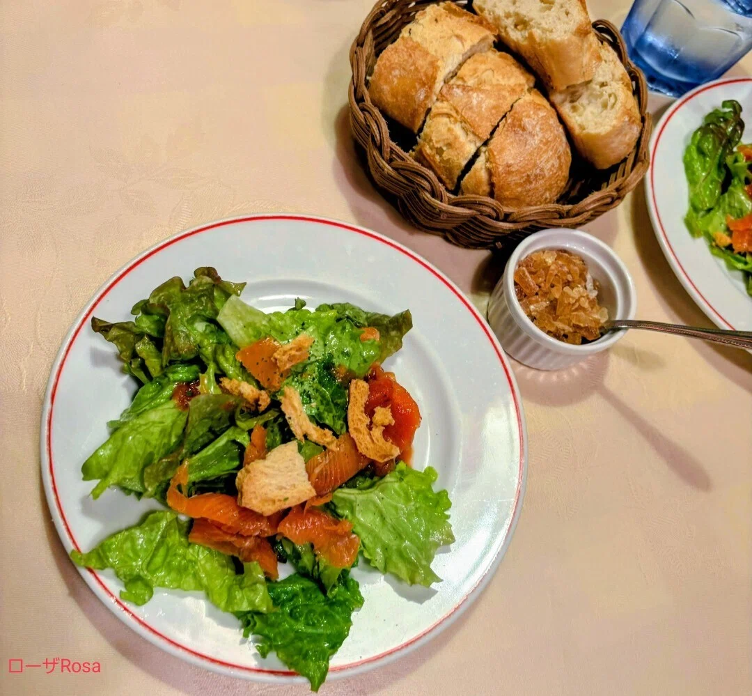 銀座パリのワイン食堂ランチ、スモークサーモンのサラダの写真画像