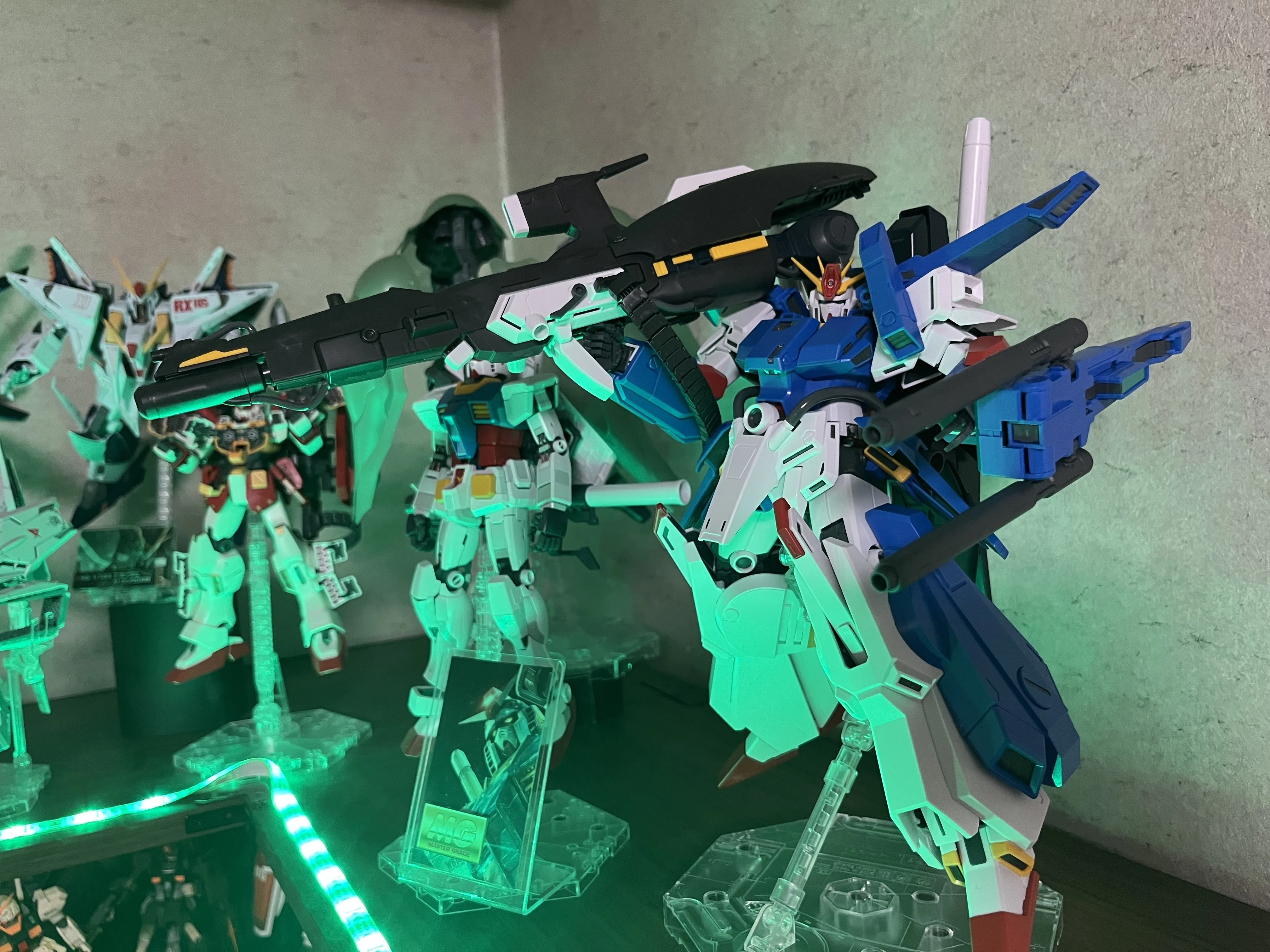 充電式エアブラシで庭塗装 フルアーマーZZをνガンダムカラー化｜BEEF
