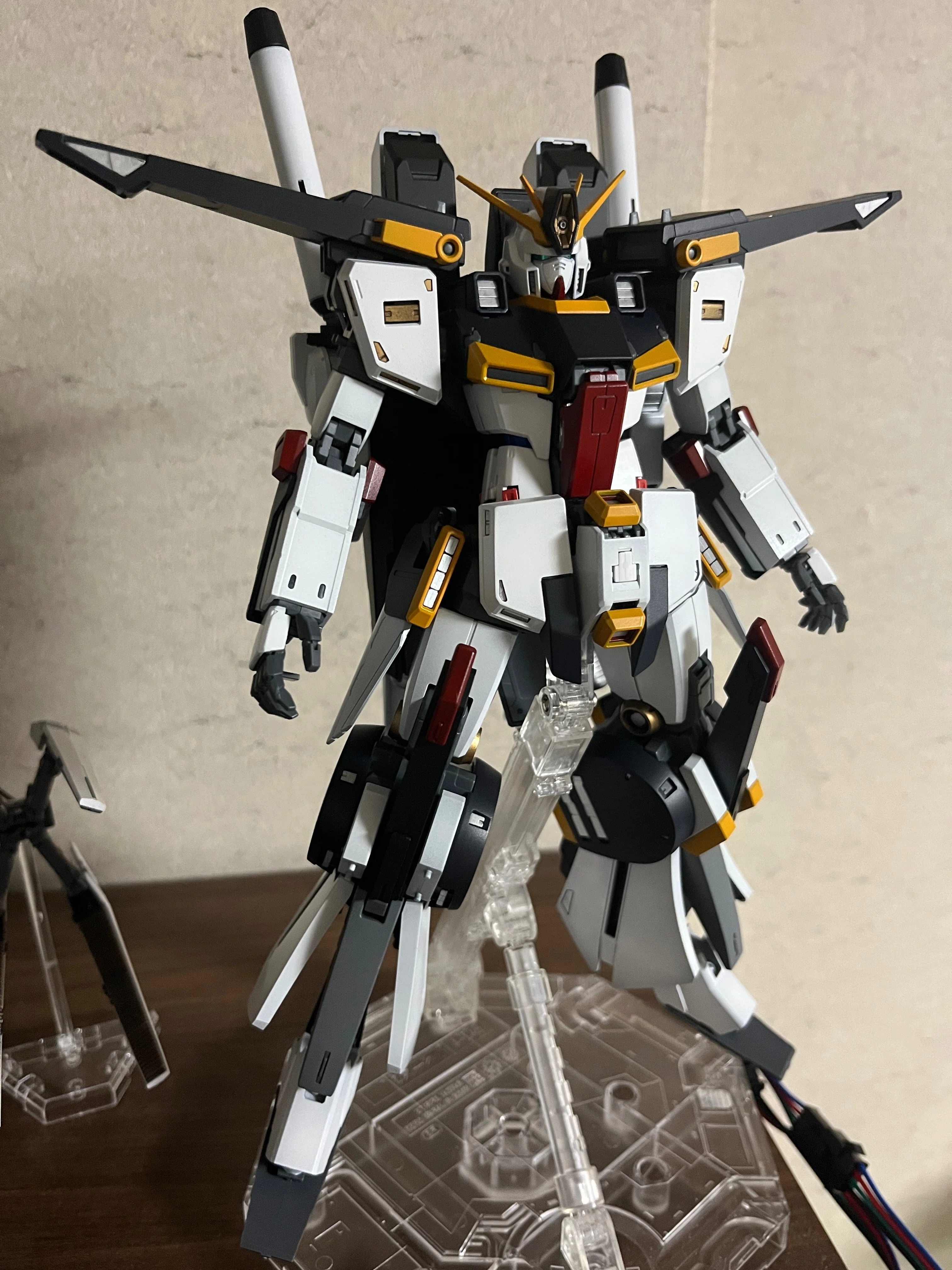 充電式エアブラシで庭塗装 フルアーマーZZをνガンダムカラー化｜BEEF