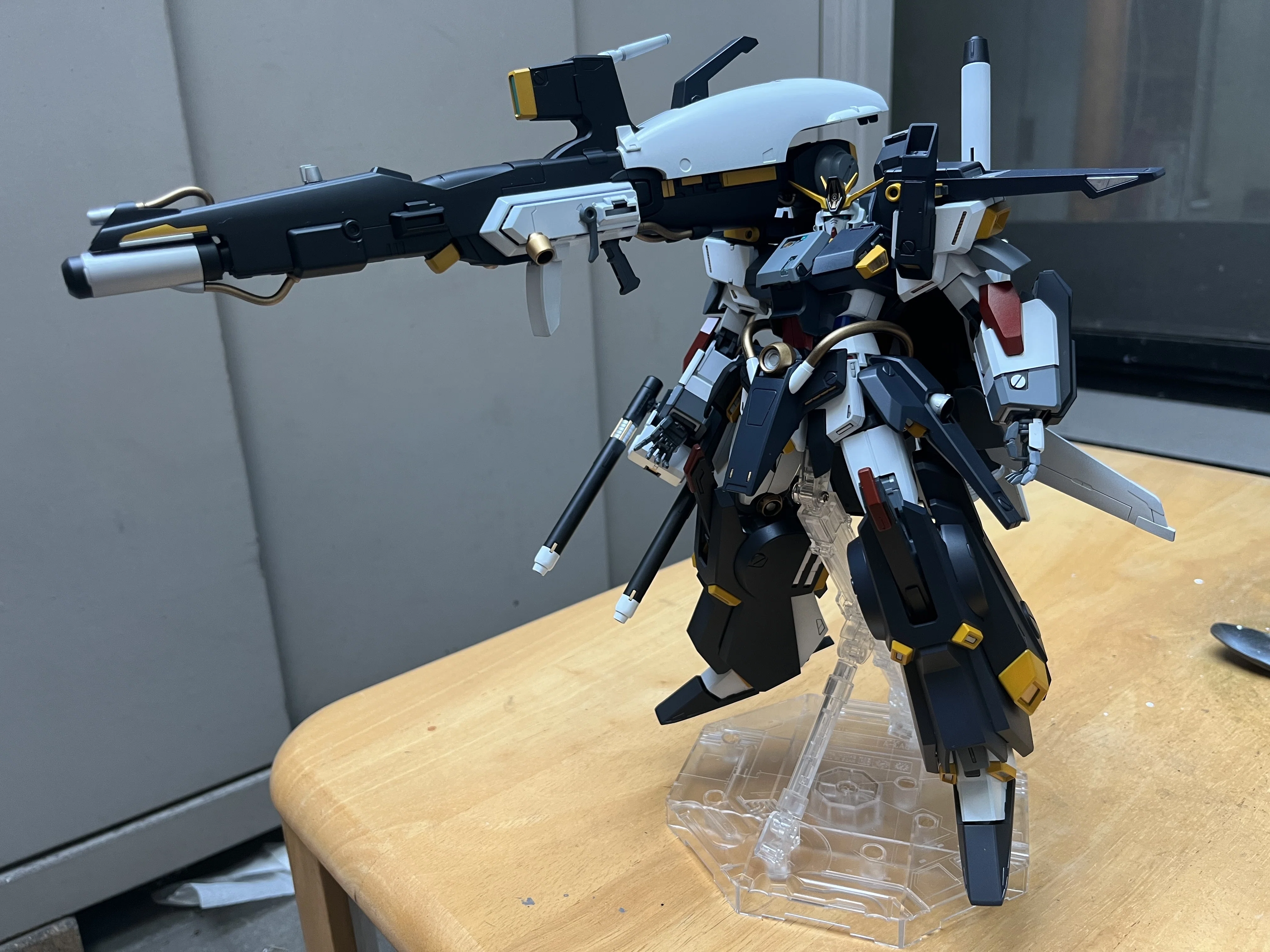 充電式エアブラシで庭塗装 フルアーマーZZをνガンダムカラー化｜BEEF
