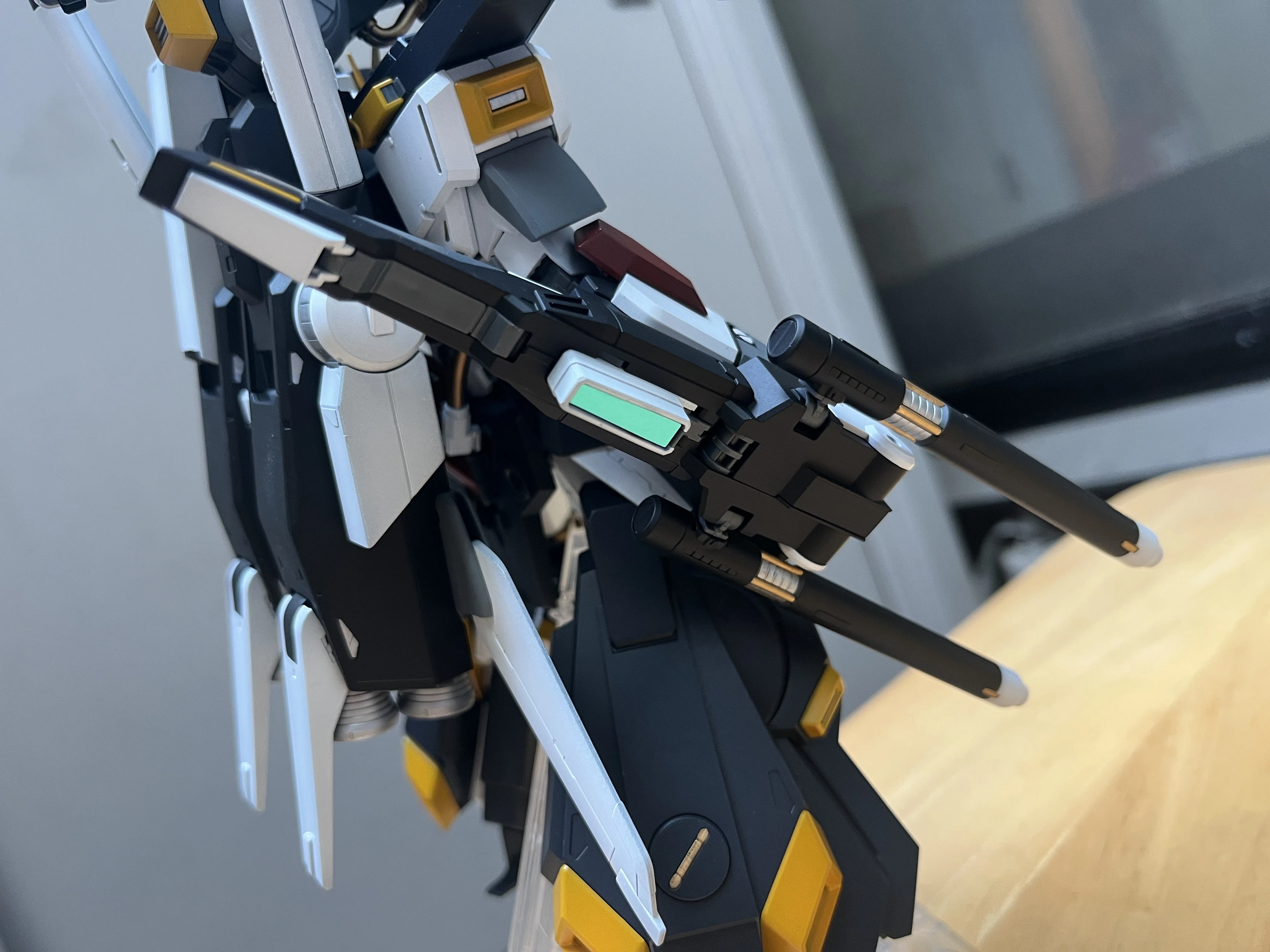 充電式エアブラシで庭塗装 フルアーマーZZをνガンダムカラー化｜BEEF