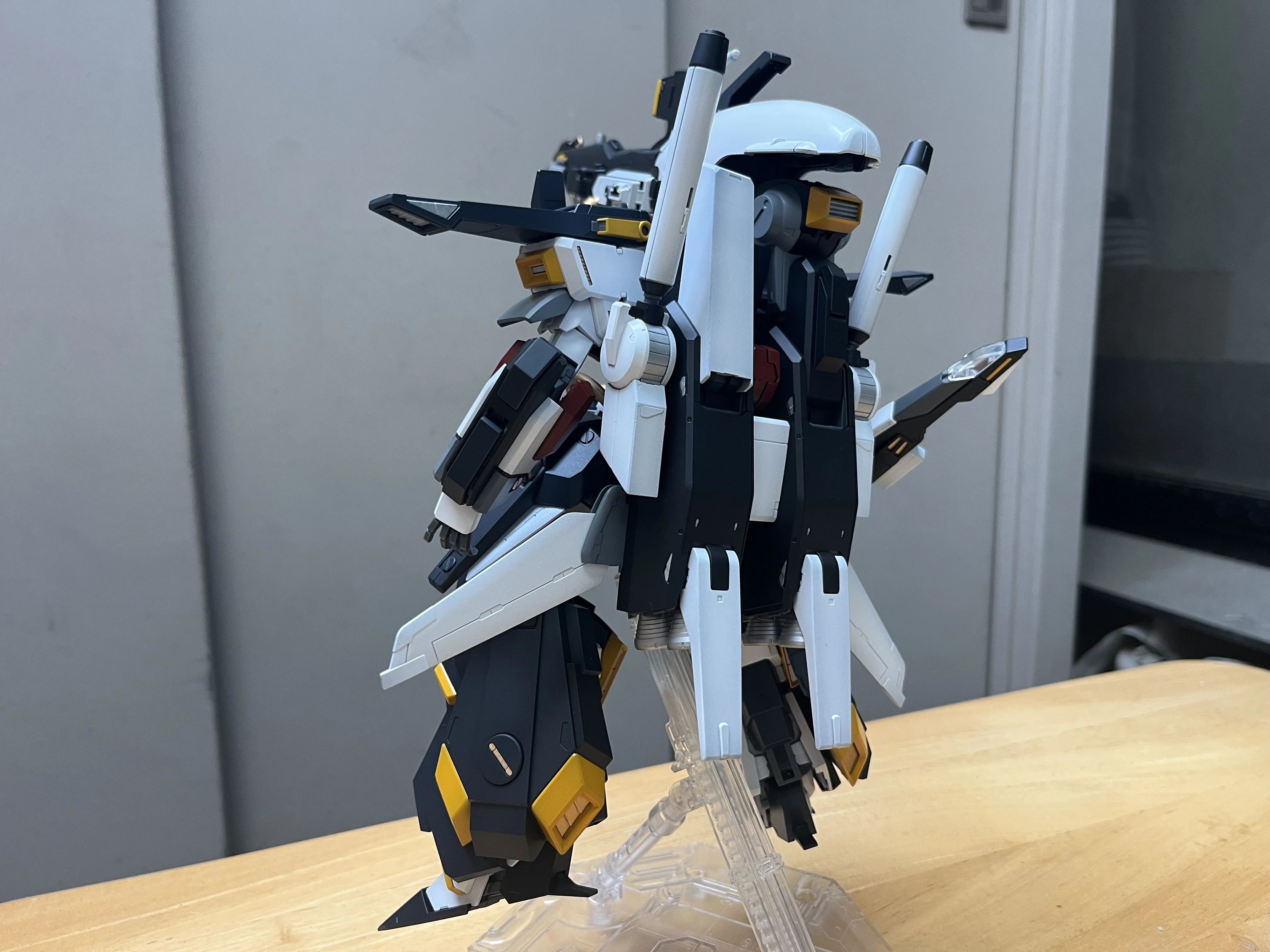 充電式エアブラシで庭塗装 フルアーマーZZをνガンダムカラー化｜BEEF