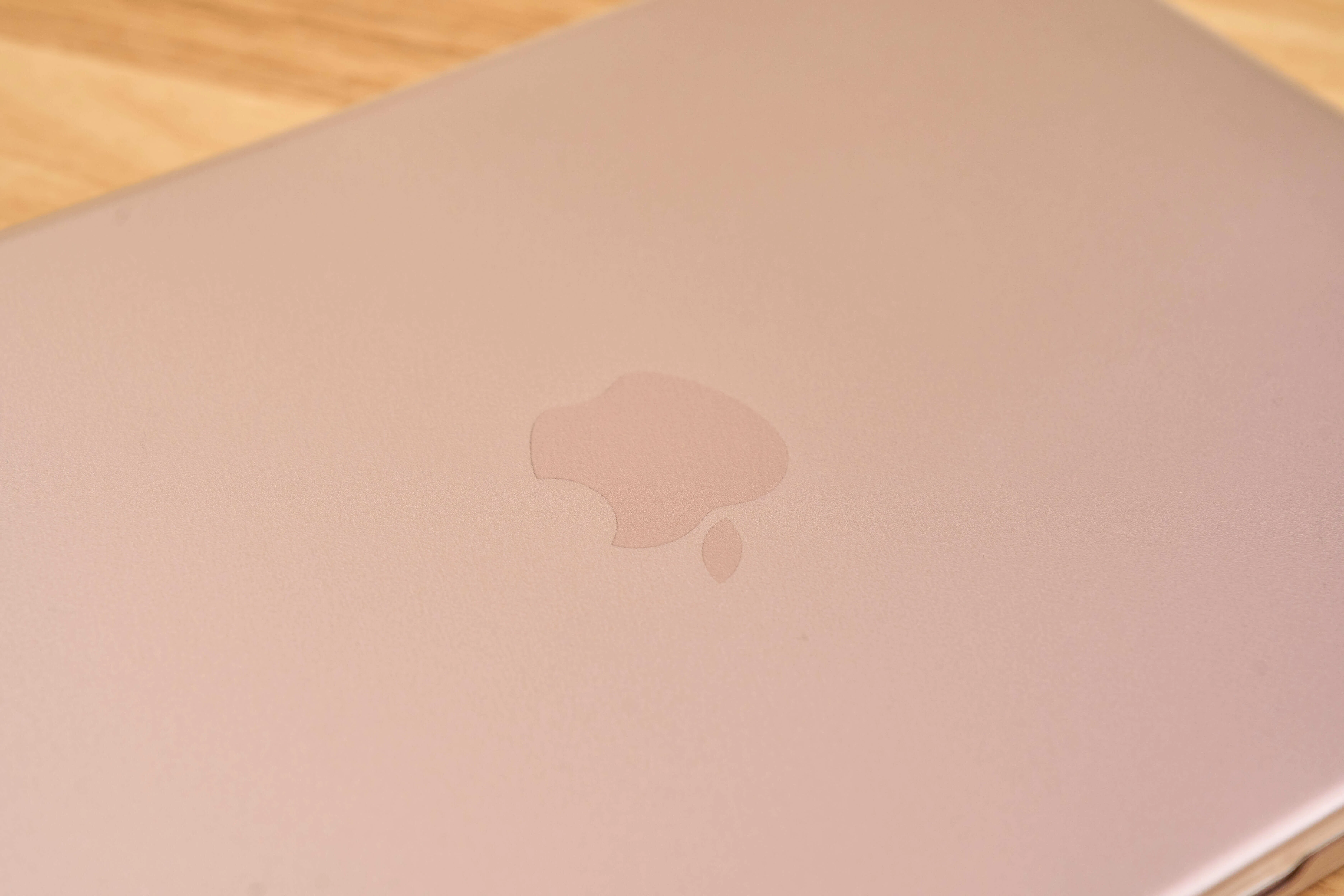 MacBook Neoを買ったらまず揃えたい保護アクセサリー3選 | ケースの
