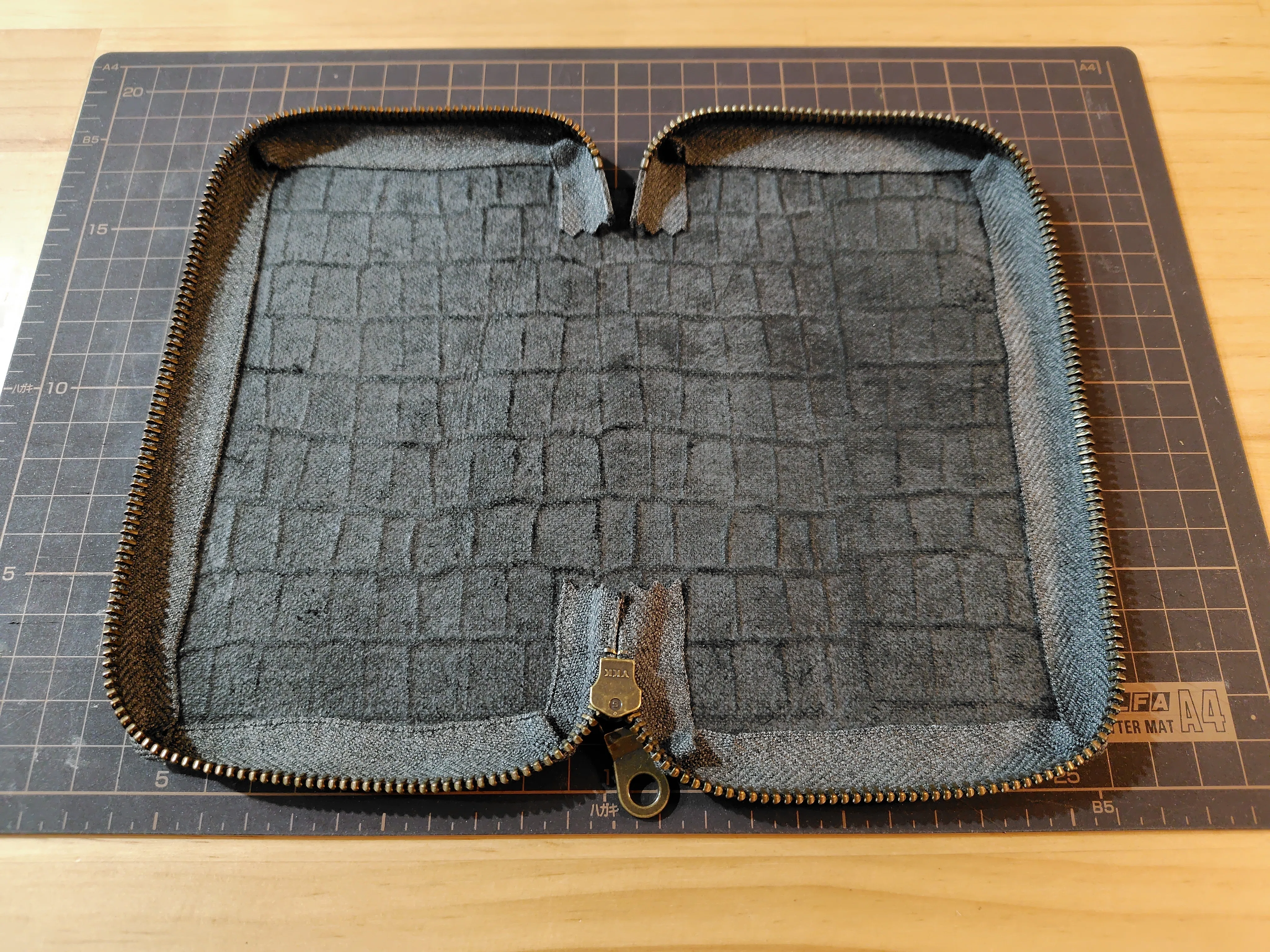 レザークラフト】クロコ型押しレザーペンケース｜青島玄治(Aoshima Genji)