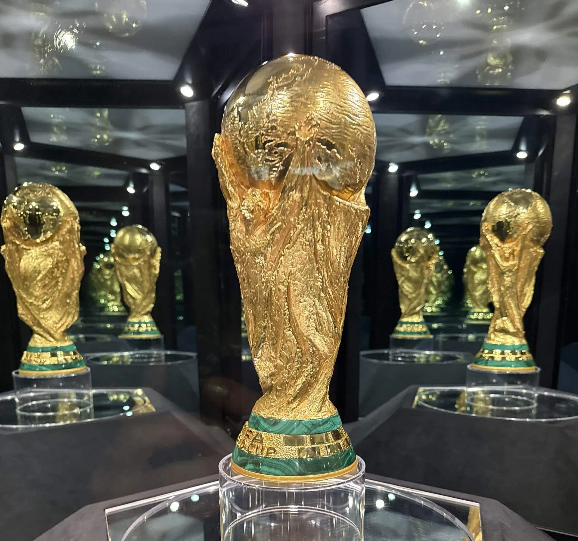 ワーホリ🇨🇦】本物のW杯トロフィーを見てきた｜Tony