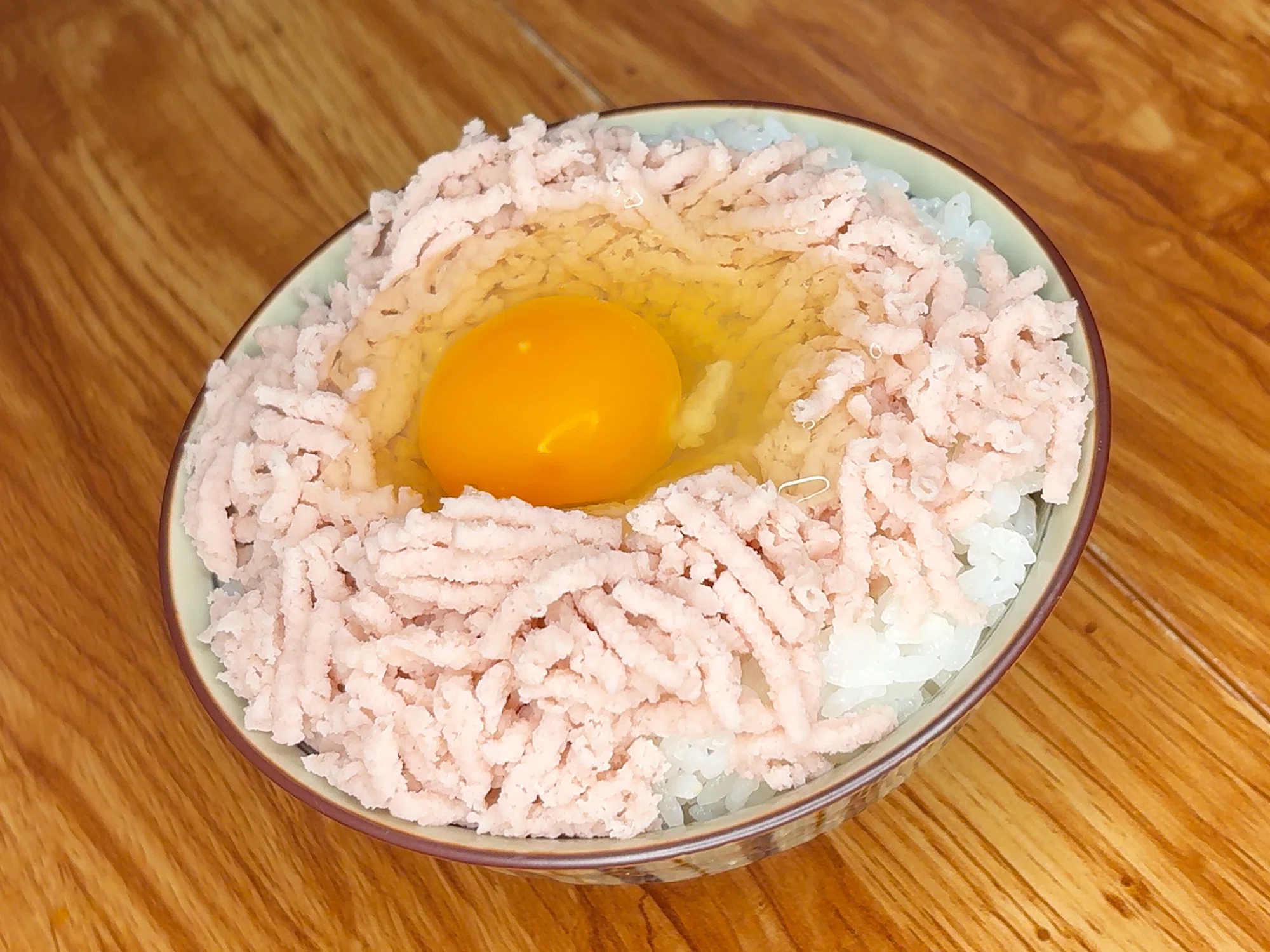 真実の卵かけご飯:016】潰した魚肉ソーセージ｜めしコイズミ