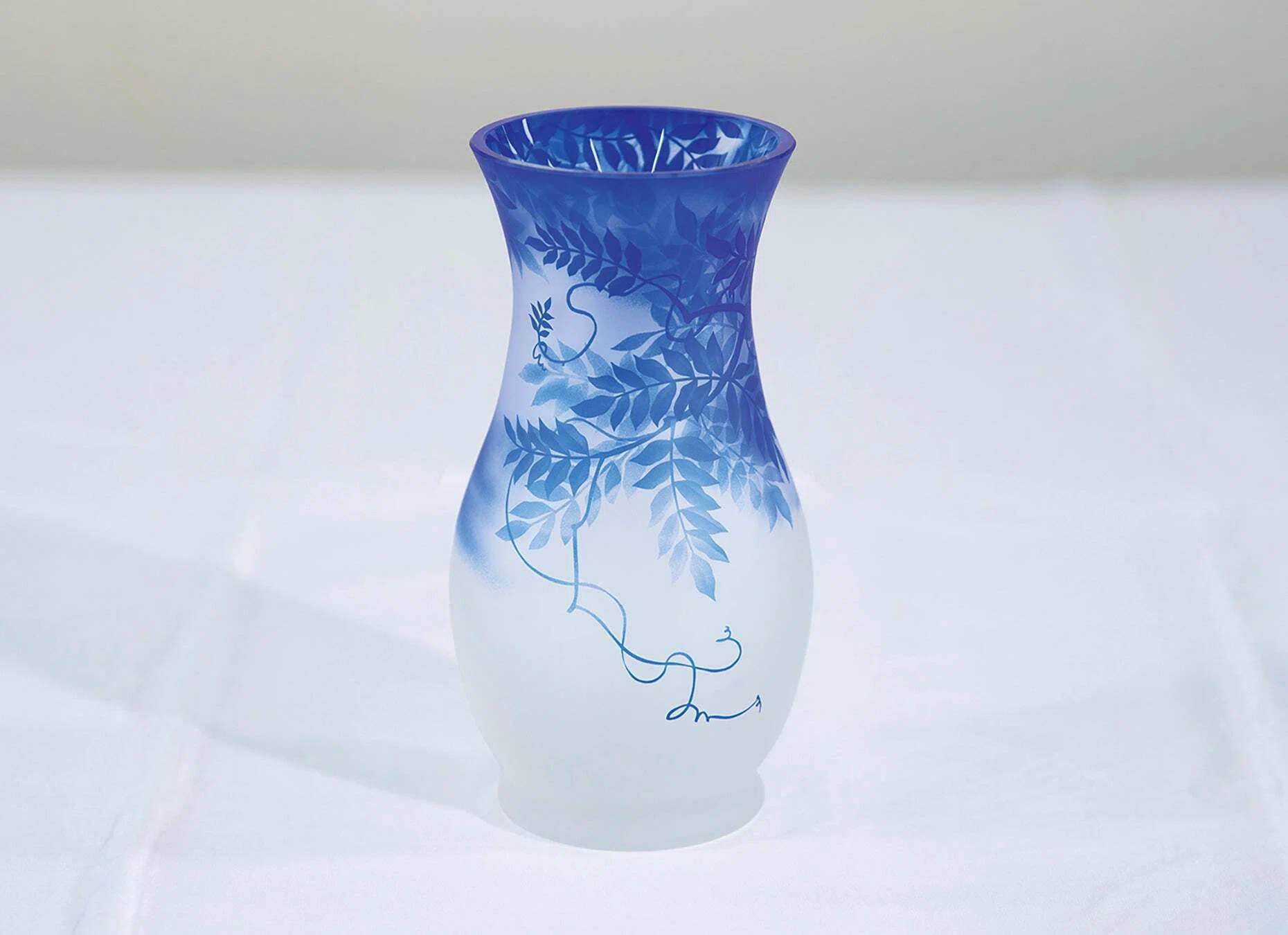 砂で削る、0.5ミリの絵画——中野で生まれる彫刻ガラスの世界｜心動