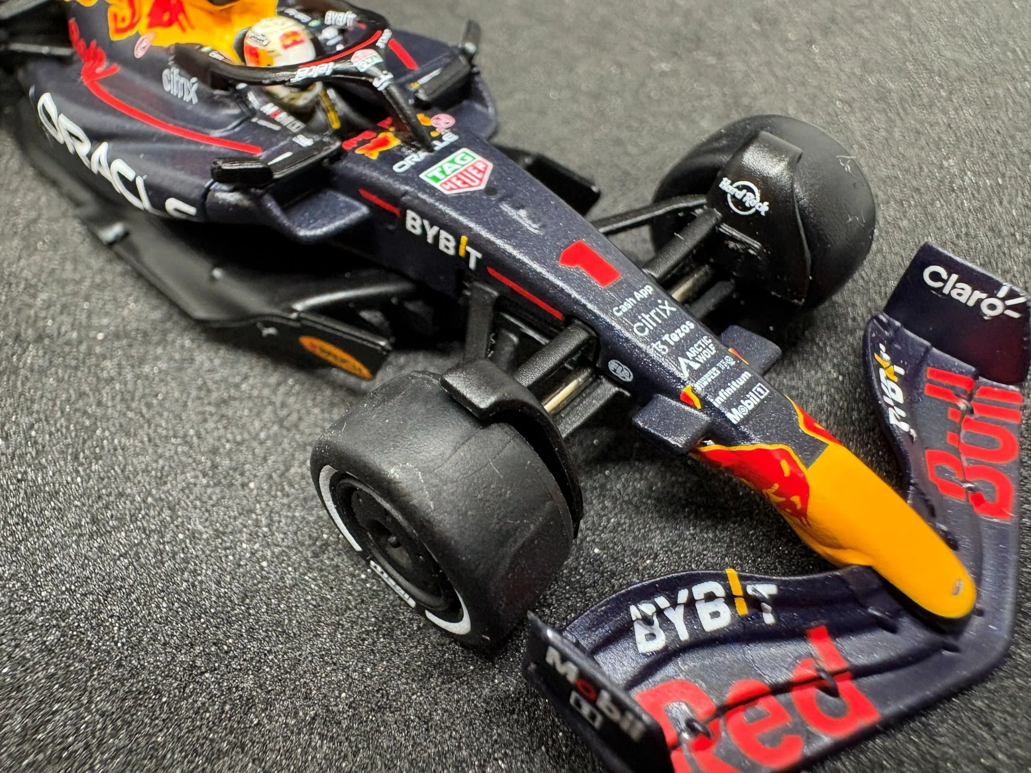 スパーク 1/64 オラクル レッドブル・レーシング RB18 #1 Y254
