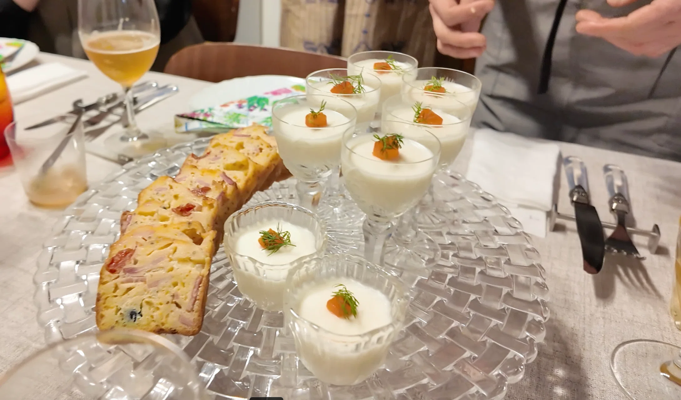 スーパーの食材だけで12品。友達6人に「もうレストラン行けない」と
