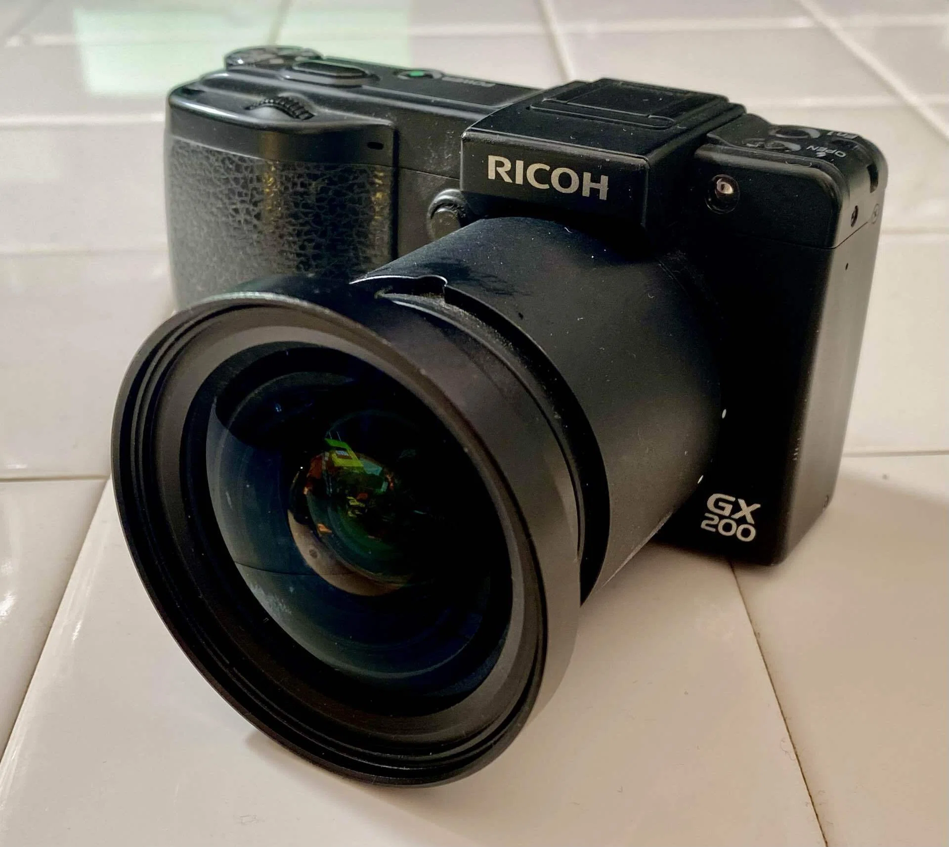 ひと手間を愉しむRicoh GX200 withワイドコンバージョンレンズ｜ひとり