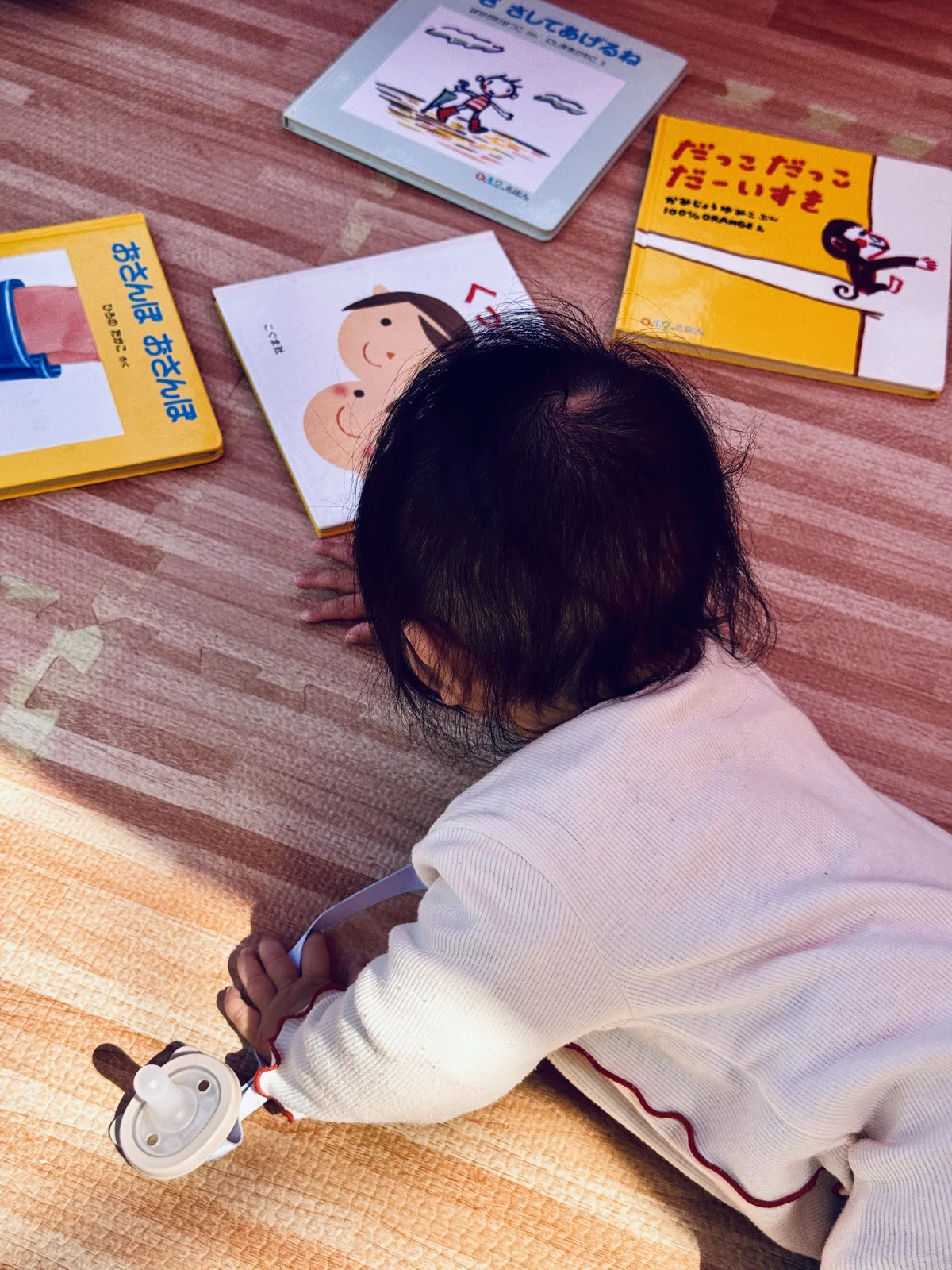 赤ちゃんが絵本を見ているところ