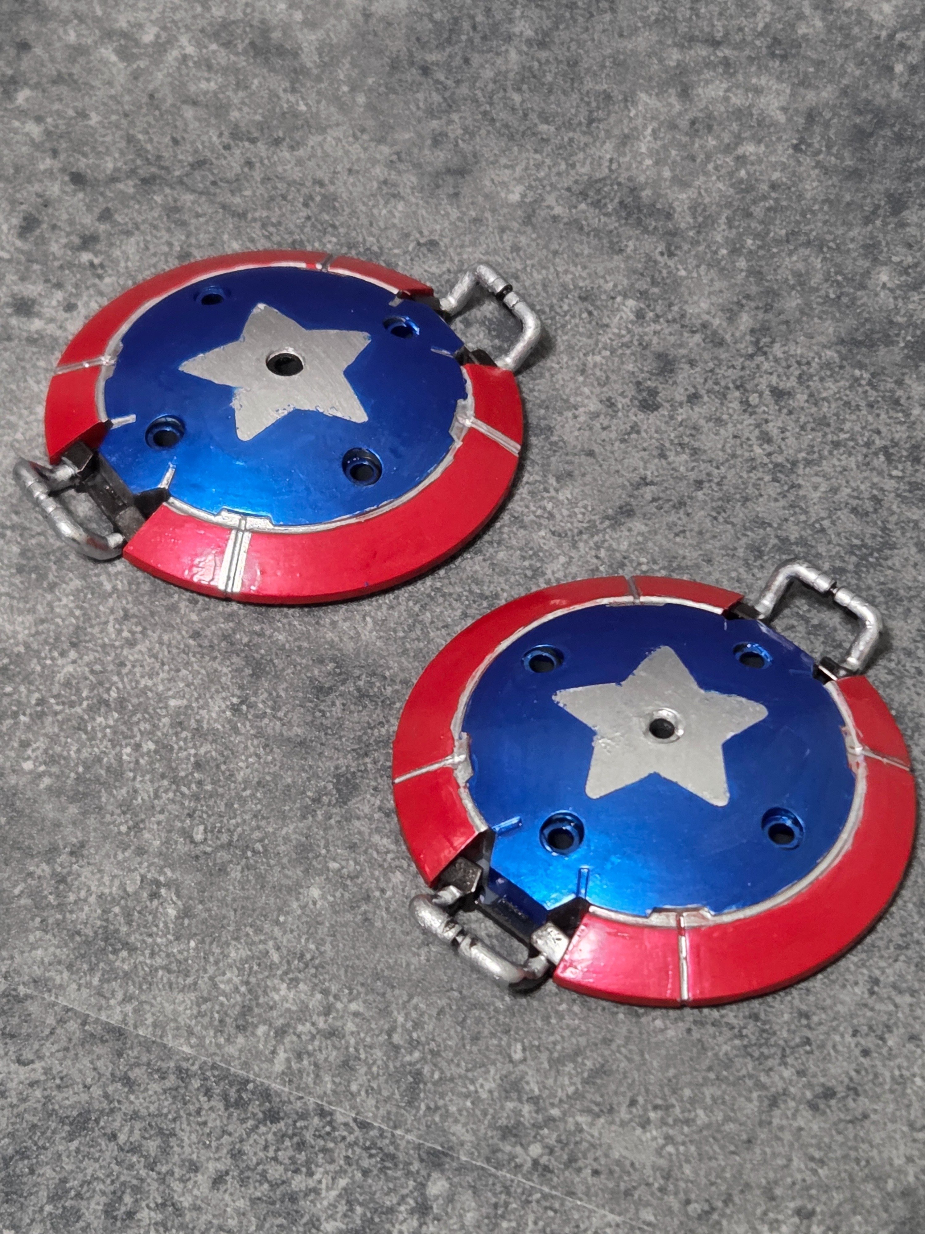 キャプテンアメリカ盾　ダメージ加工 (プラスチック製) キャプテン・アメリカ シールド(ダメージ) - メルカリ