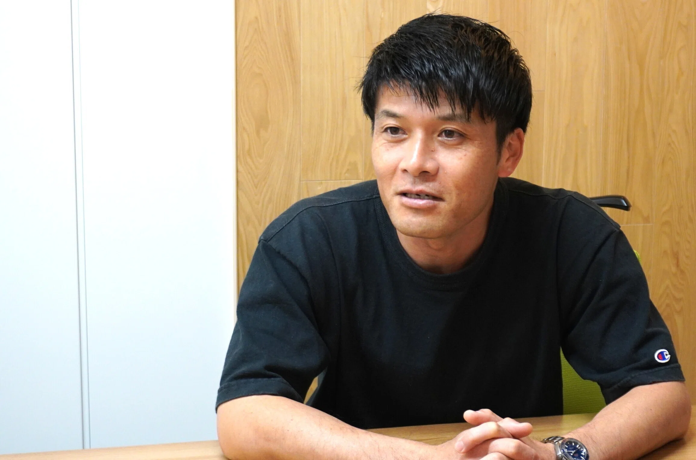 むかない安藤」は高校教師2年目 研究者→氣志團ダンサー→カフェ経営