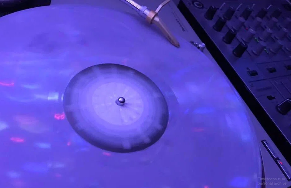 やっぱりレコードは黒くないと、落ち着かない｜Timescape