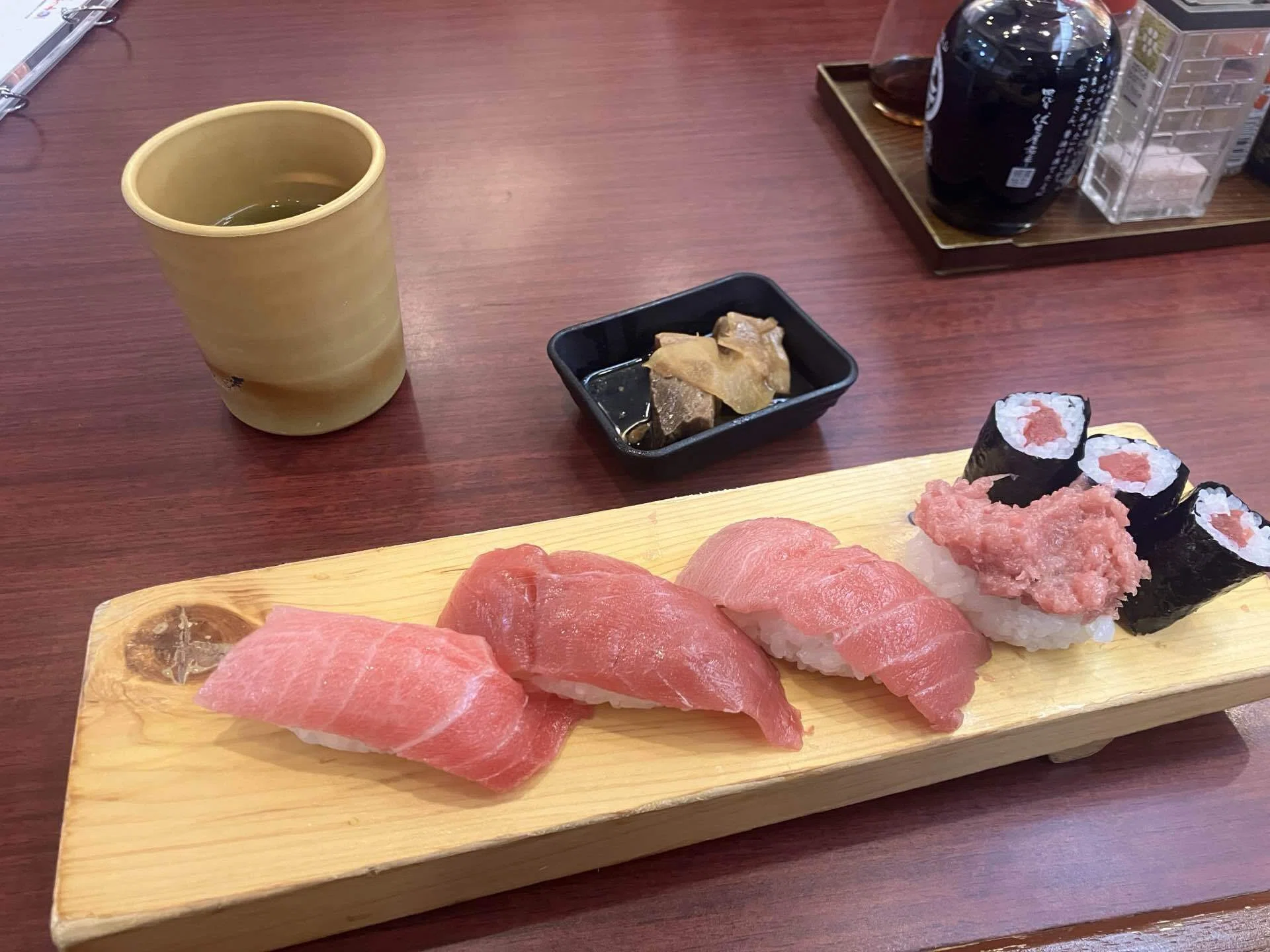 岡山】ローカル回転寿司の底力！「すし遊館」で体験した、生本マグロの