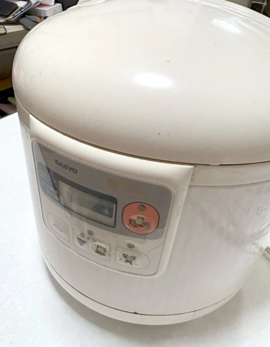 【半額に値下げ】SANYO Automatic Rice Cooker 炊飯器 30年活躍したSANYOの炊飯器｜荻原明（おぎわらあきら）：トランペット
