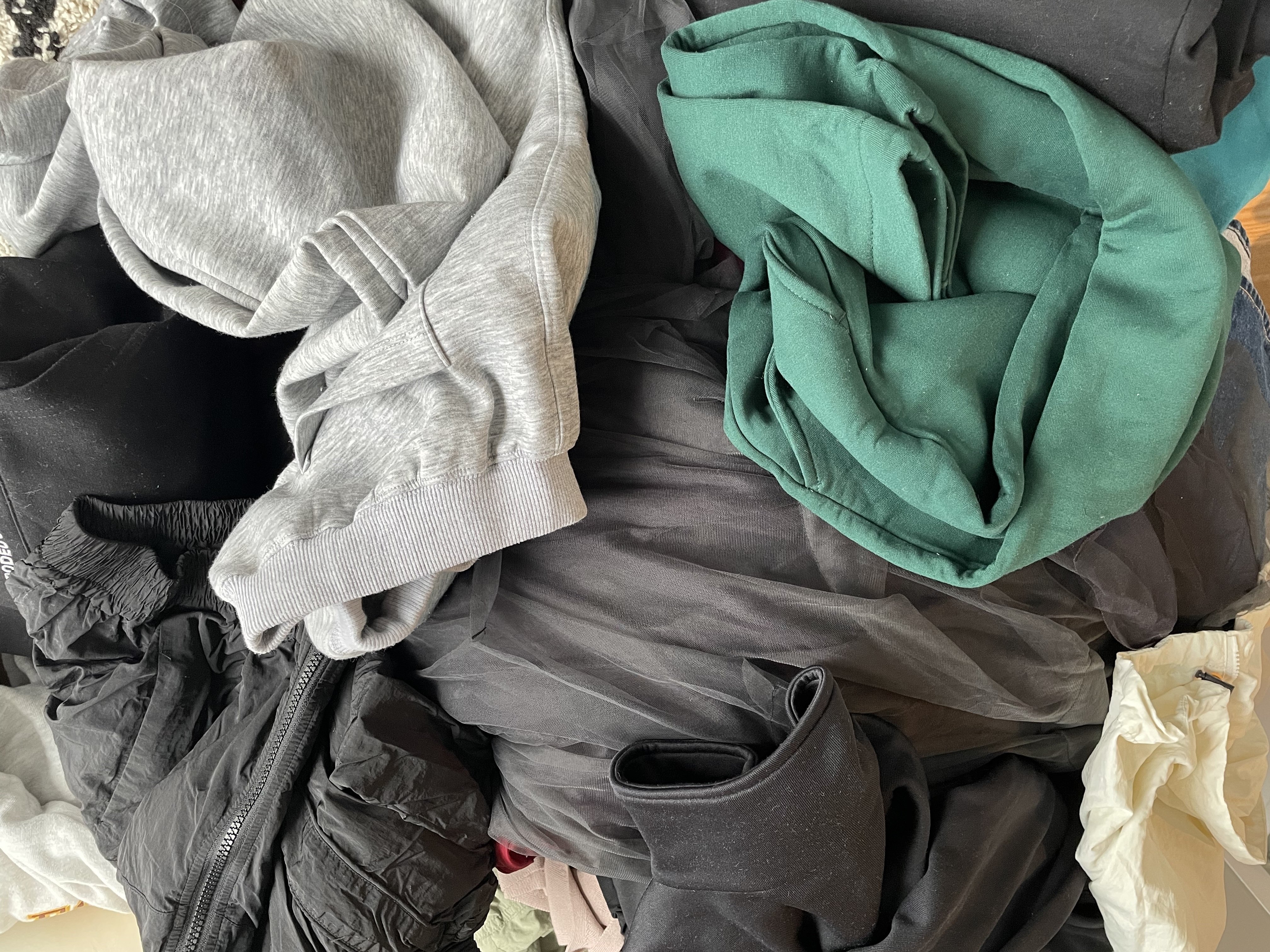 断捨離　洋服 服の断捨離で何を残す？枚数の基準やコツを徹底解説 - quadro