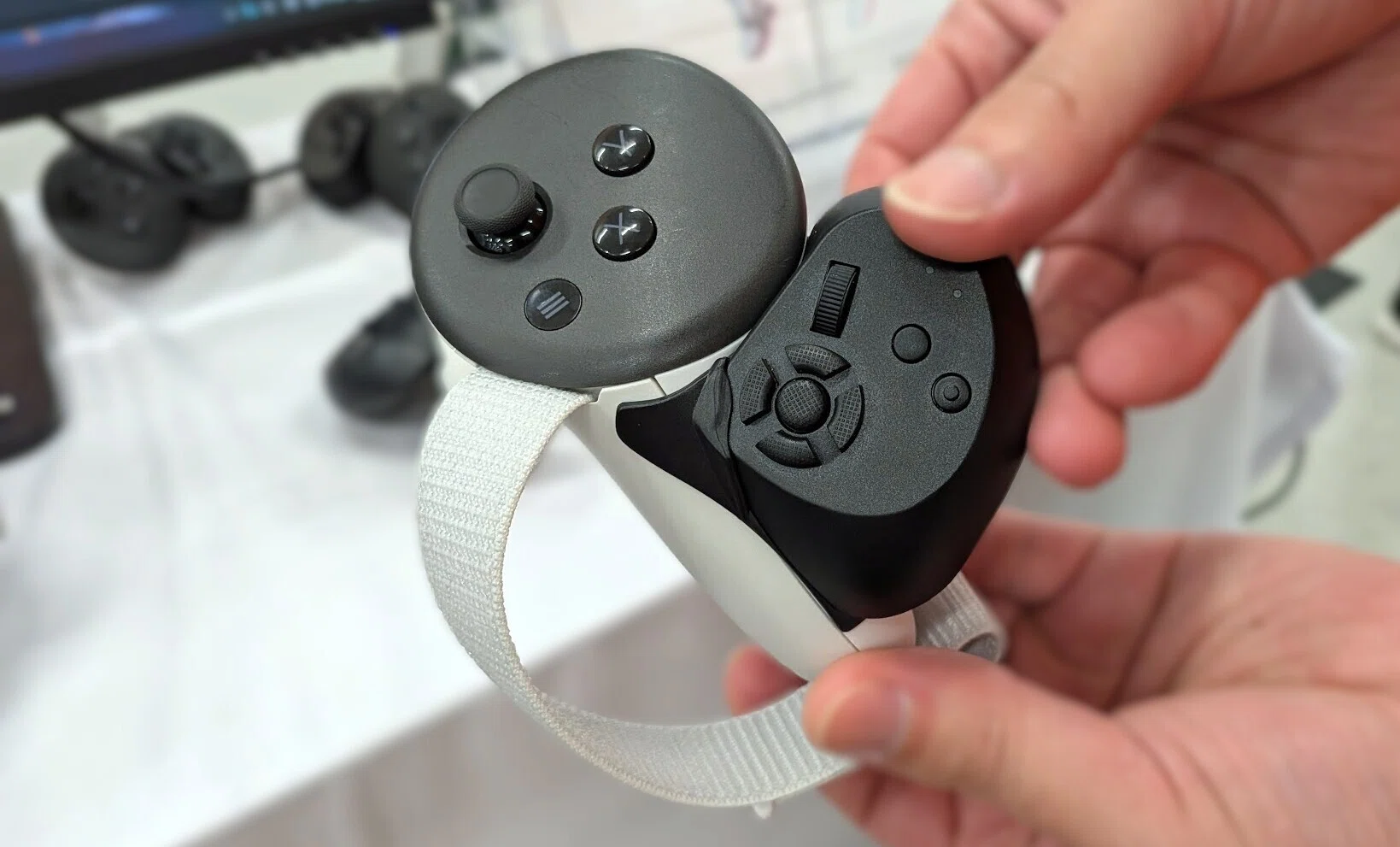 Shiftall addcon+ ハンドトラッキングデバイス VRChat】VRCくりえいてぃ部2でAddCon+を体験した感想｜ことは しろ