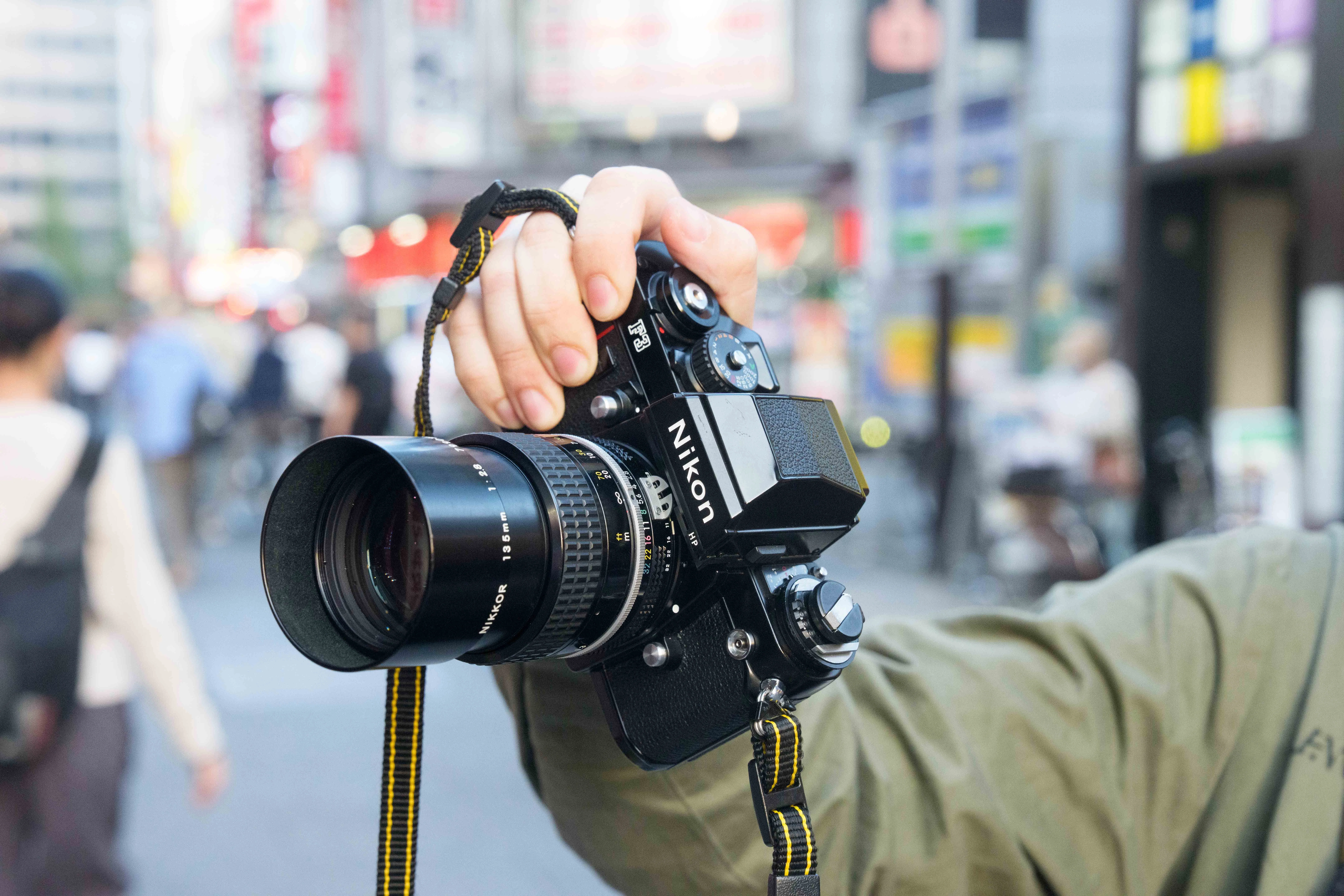 赤いラインに宿る、イタリアの機能美。Nikon F3とジウジアーロの化学