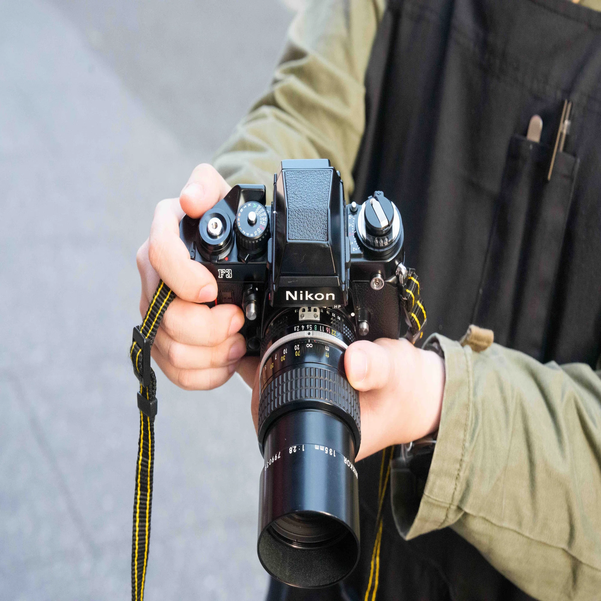 赤いラインに宿る、イタリアの機能美。Nikon F3とジウジアーロの化学 