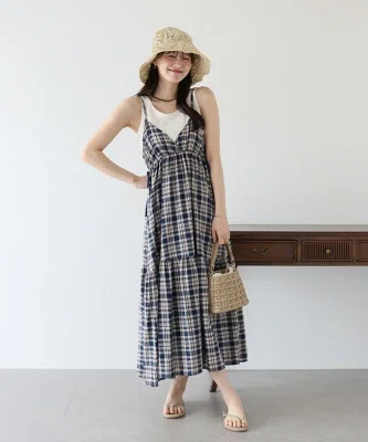 チェック柄生地を使ったティアードキャミワンピース。軽やかに広がるシルエットで春夏に着やすそうな一枚