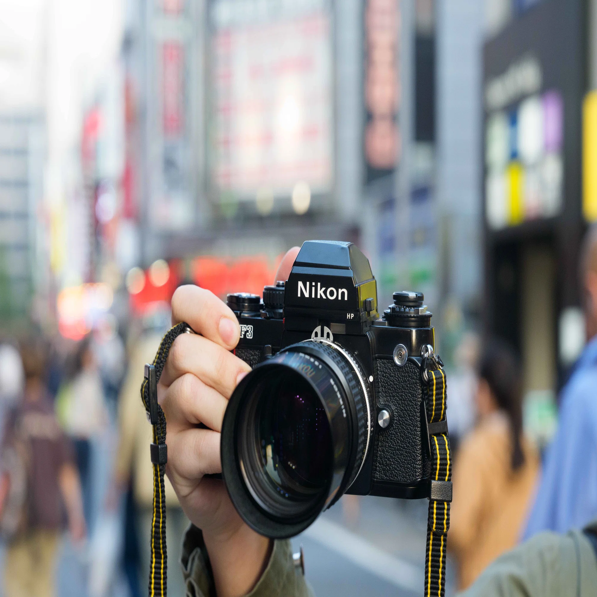 赤いラインに宿る、イタリアの機能美。Nikon F3とジウジアーロの化学 