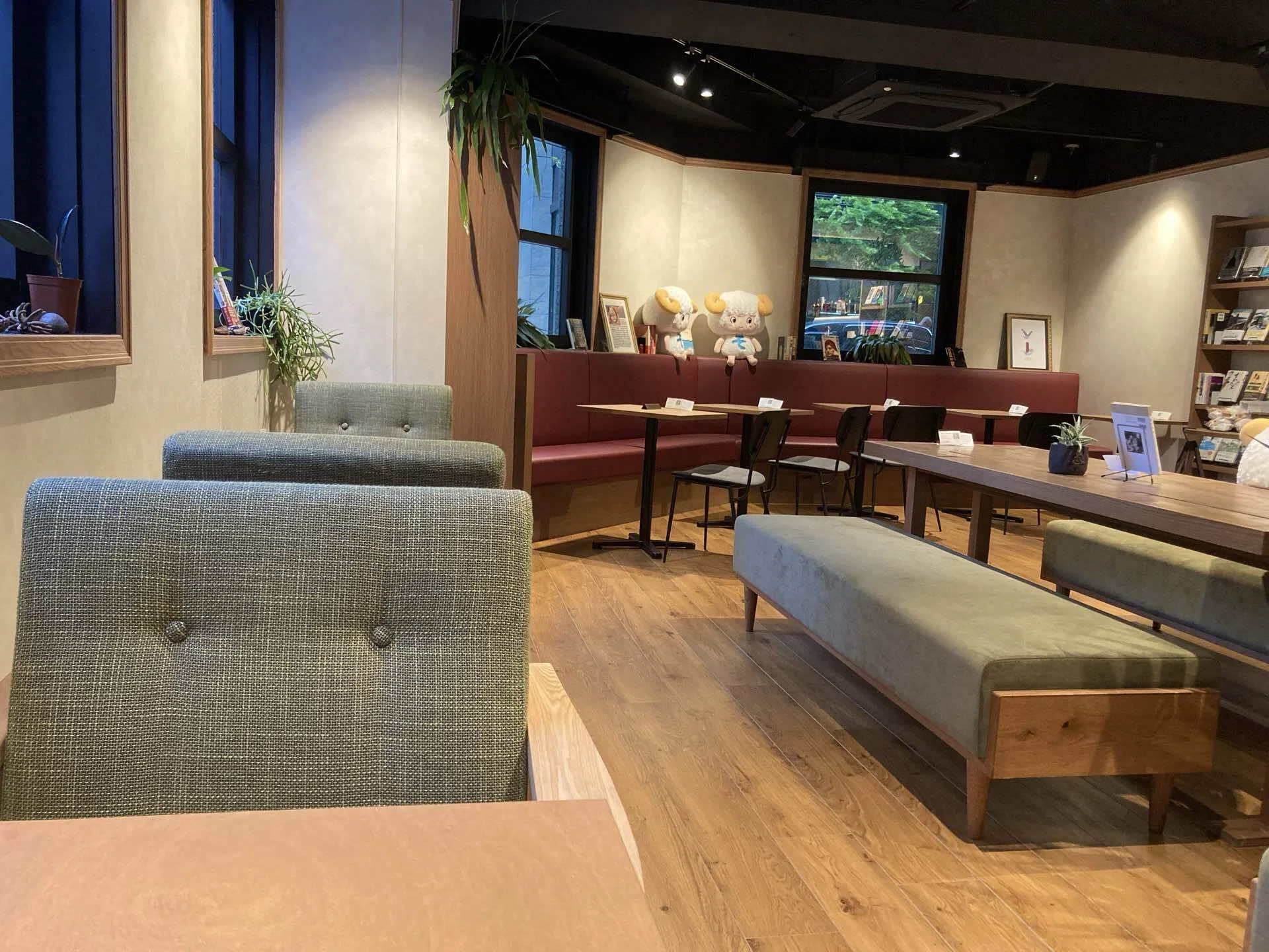 ブックカフェさんぽ】創元社422bookcafe&barを訪ねる。｜橘 ゆず
